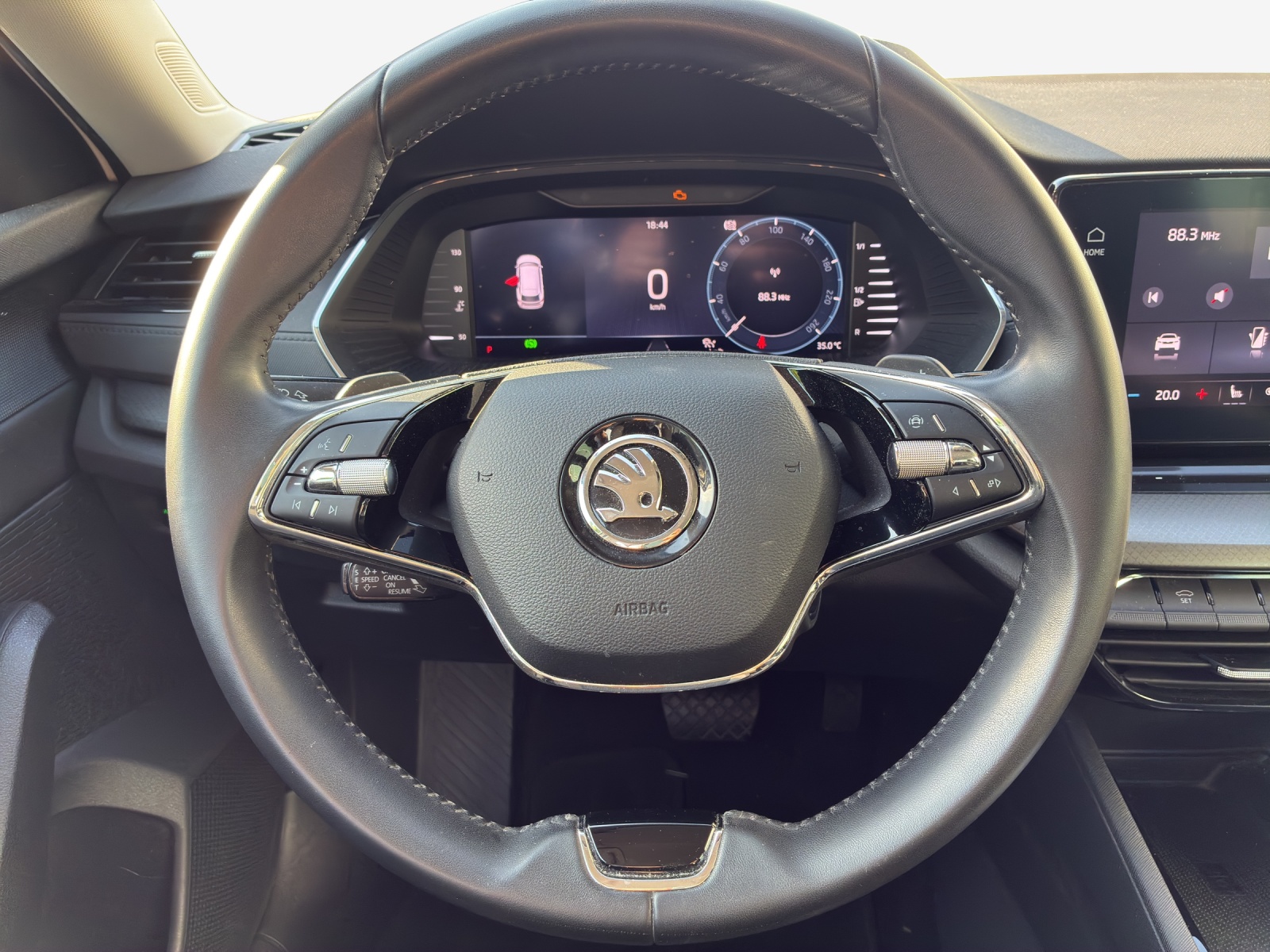 SKODA Octavia Combi 2.0 TDI DSG Ambition-image-9