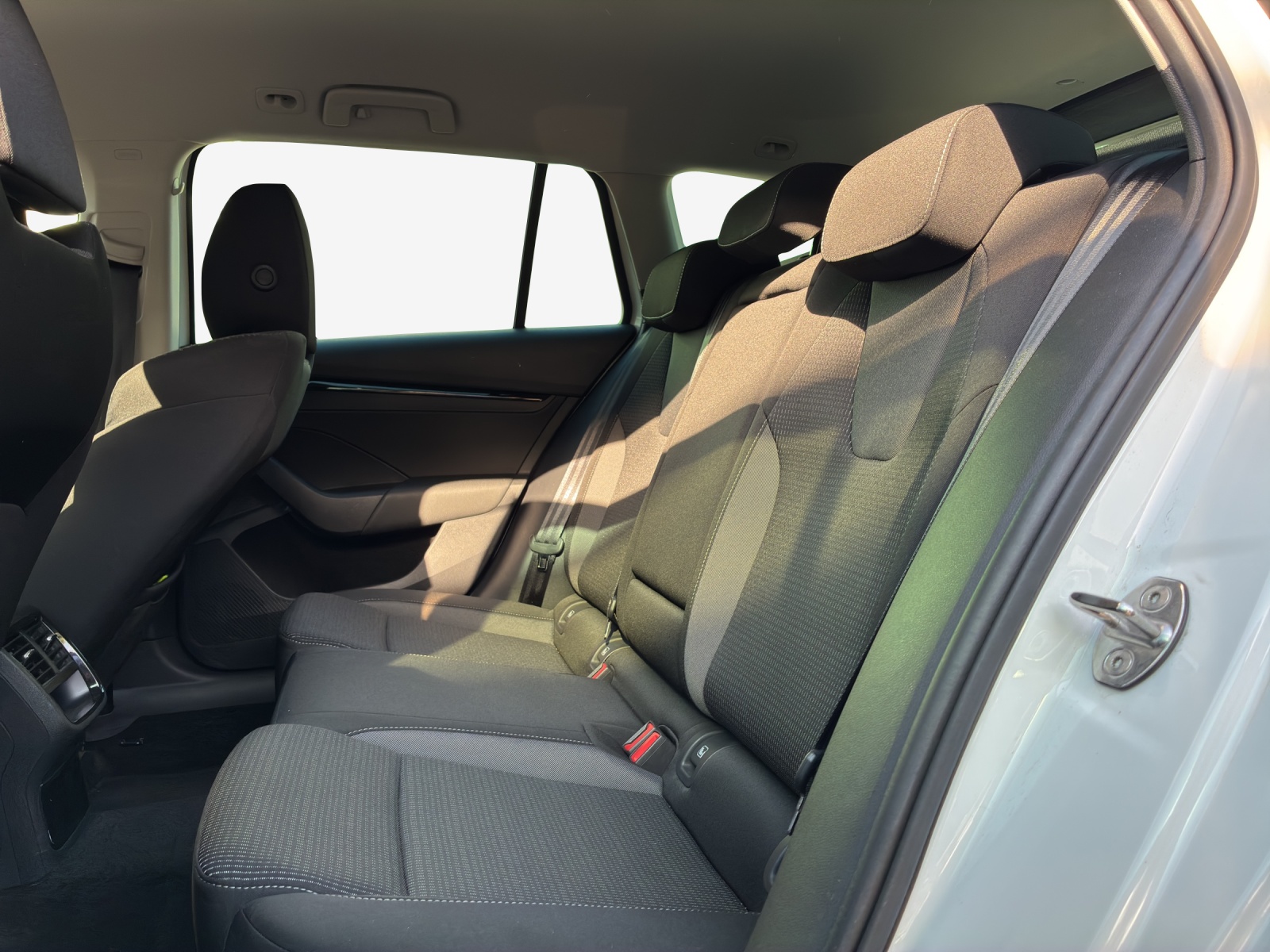 SKODA Octavia Combi 2.0 TDI DSG Ambition-image-11