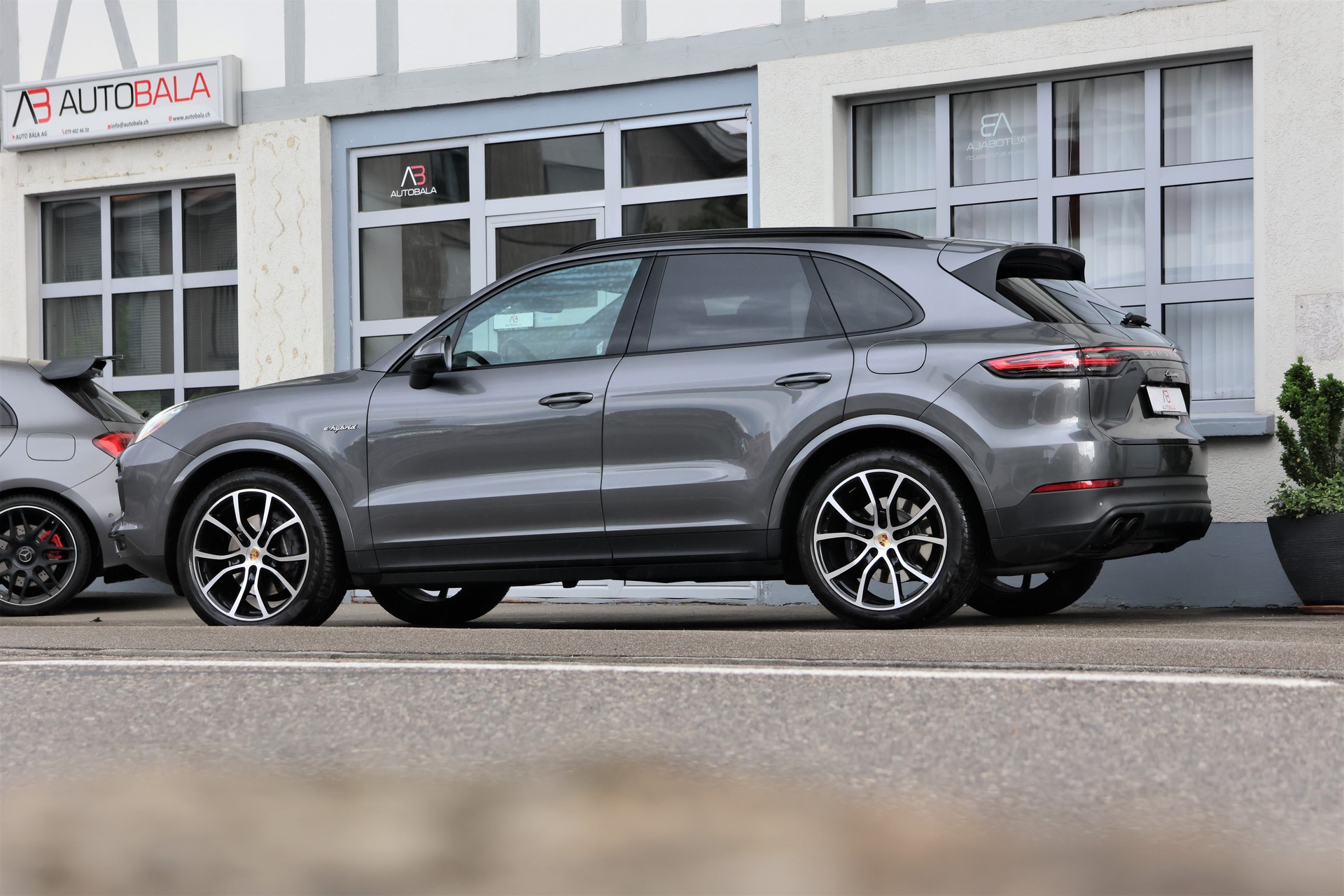 PORSCHE Cayenne E-Hybrid (CH) "Approved 10/27"-showroom-element-3