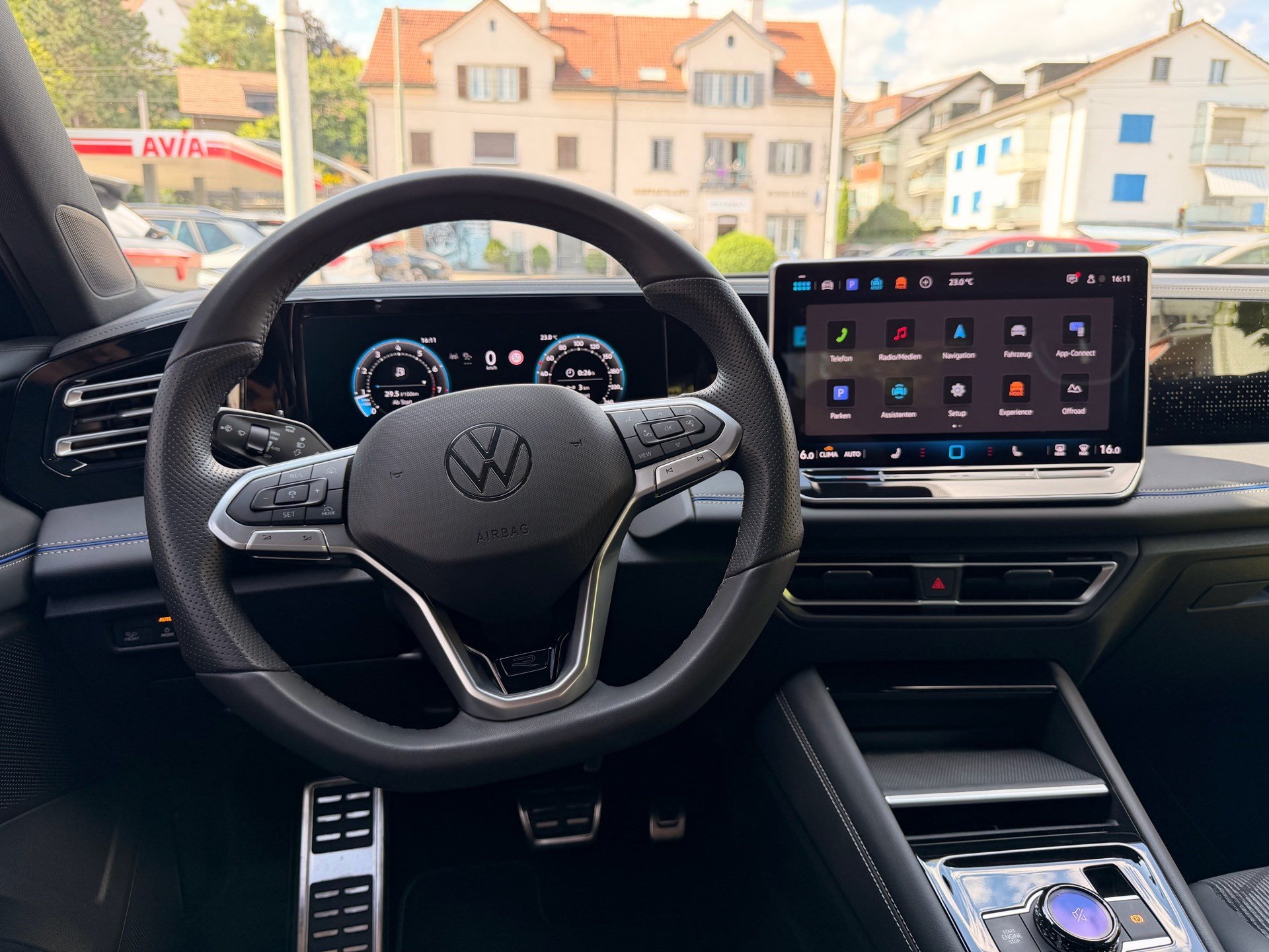VW Tiguan 2.0 TSI 265 PS 4MOTION R-LINE *** ANHÄNGEKUPPLUNG & 360 GRAD KAMERA ***-image-8