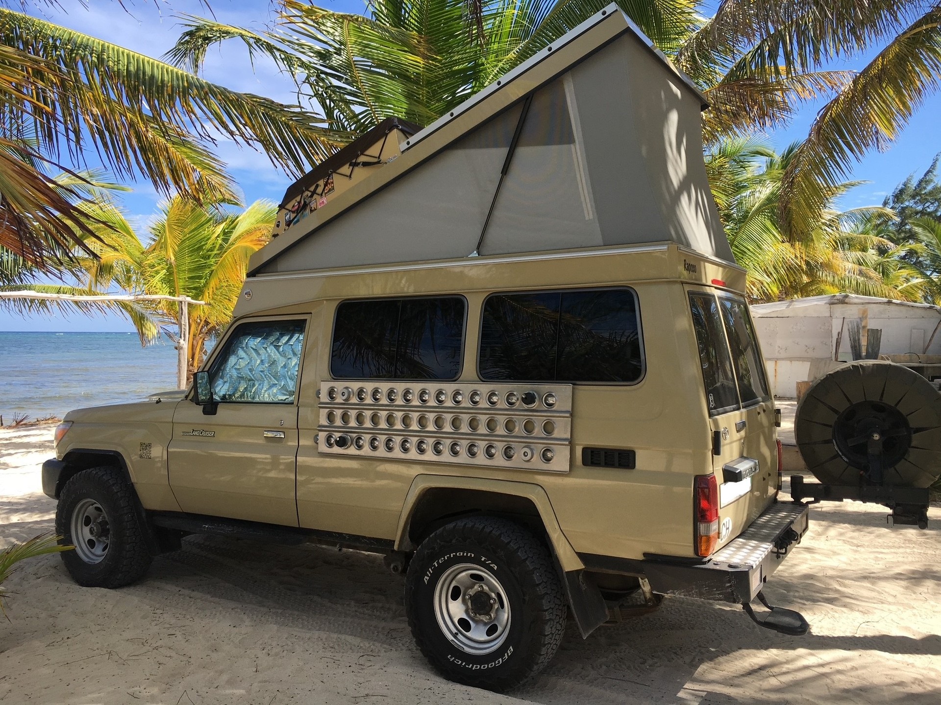 TOYOTA Land Cruiser HZJ78