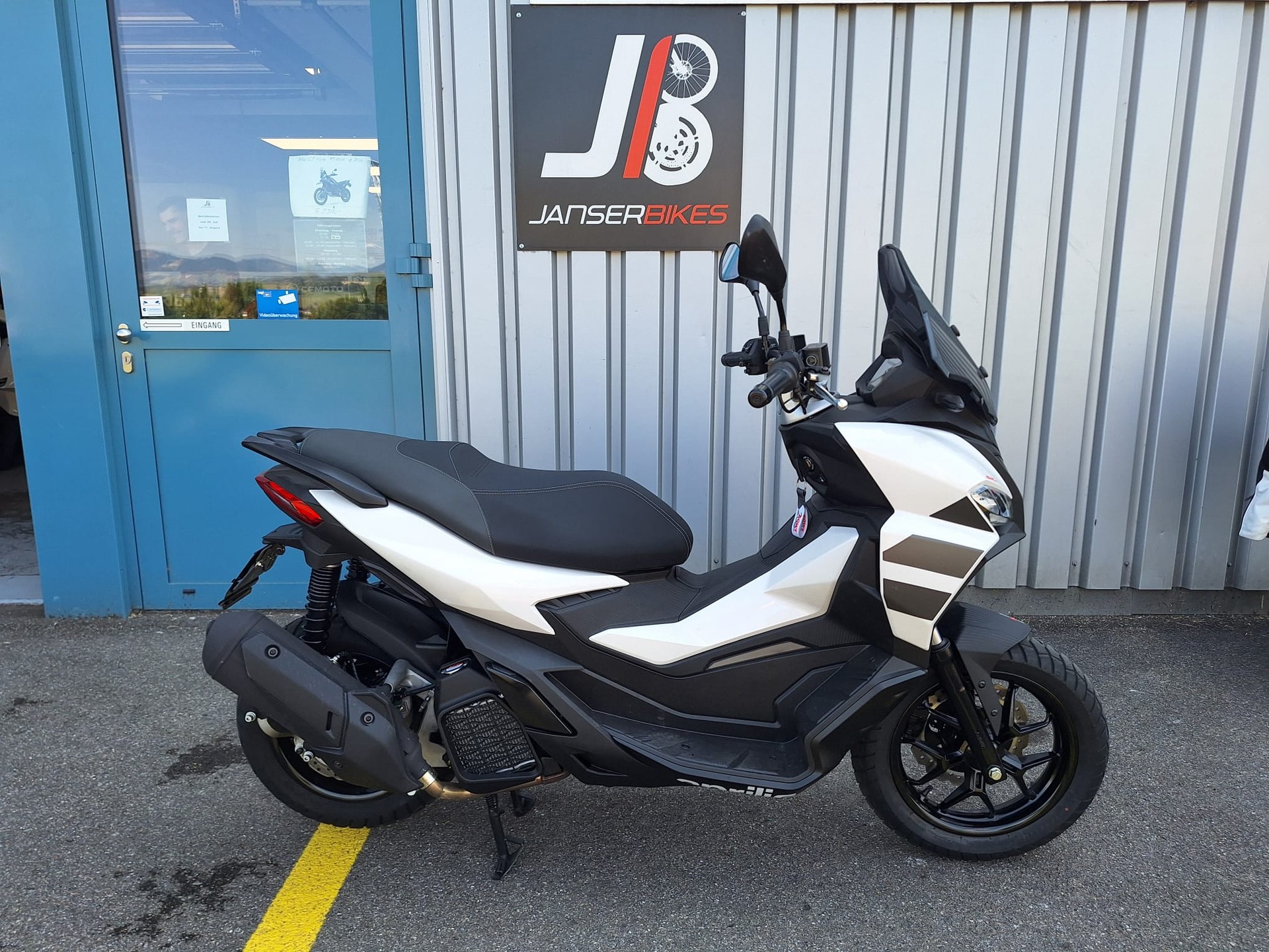 APRILIA SR GT 200-image-0