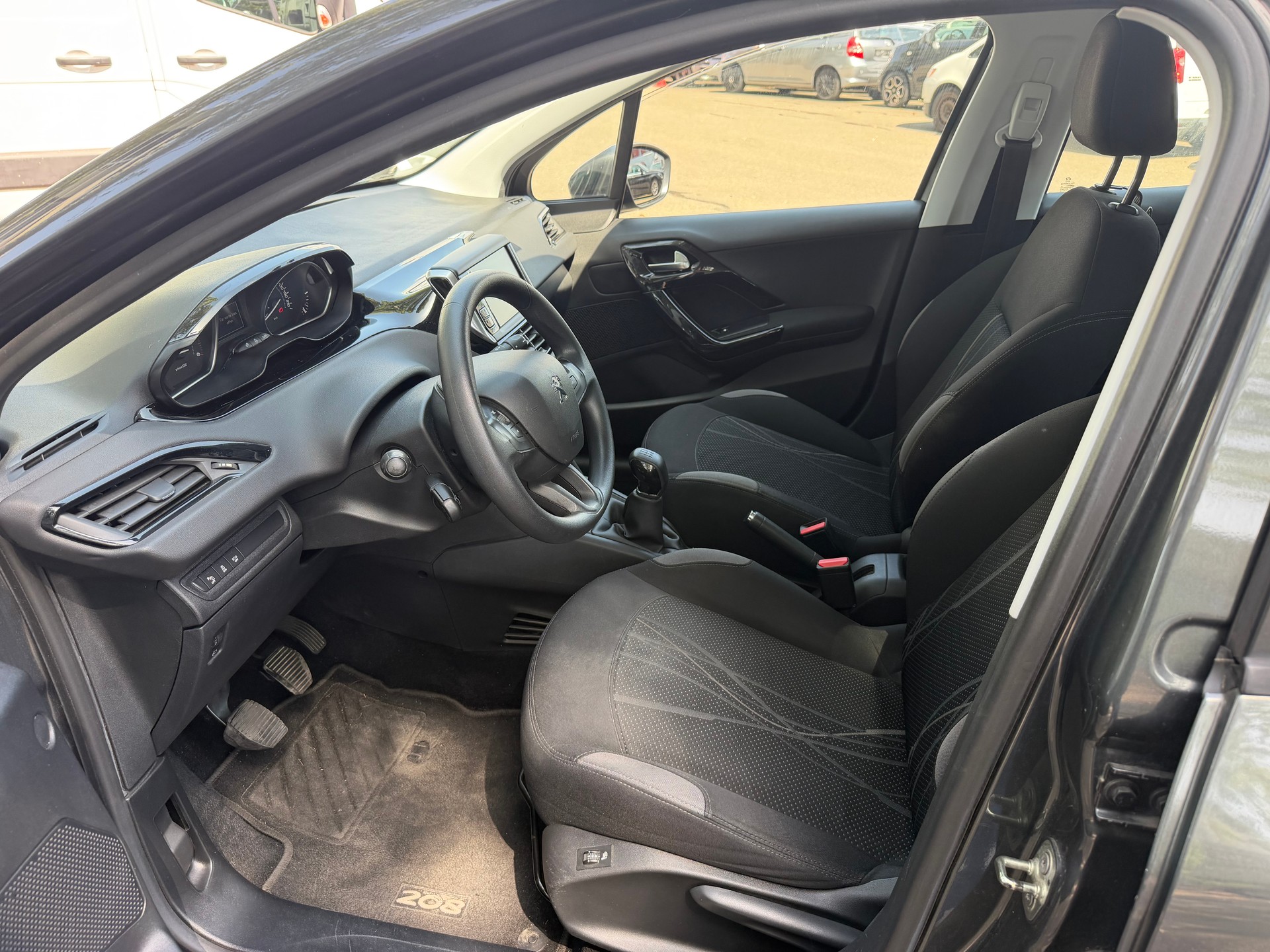 PEUGEOT 208 1.6 e-HDI Active-image-11
