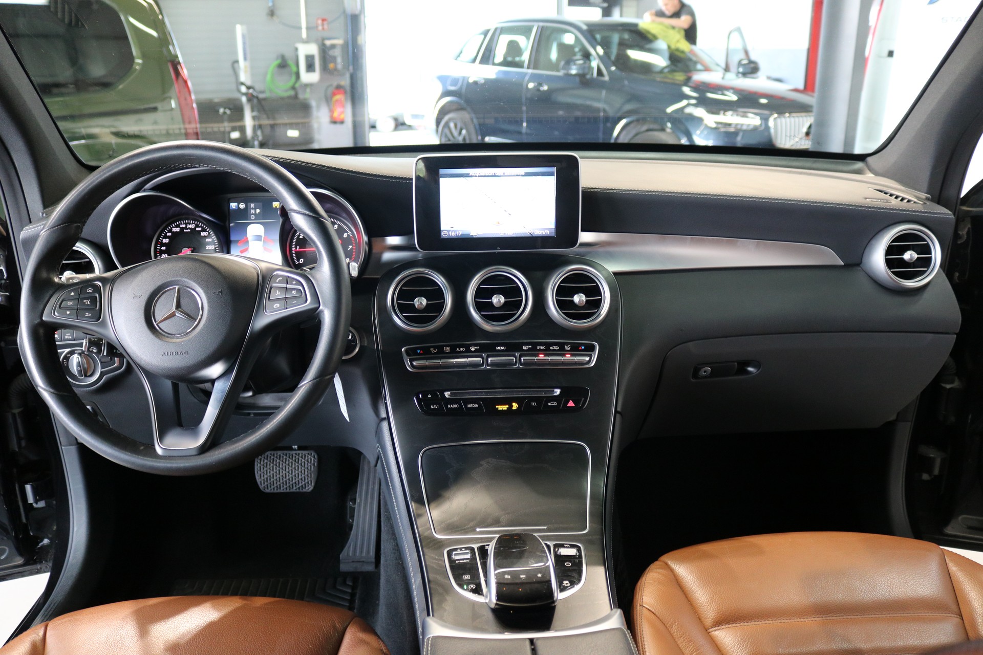 MERCEDES-BENZ GLC 250 4Matic 9G-Tronic-showroom-element-2