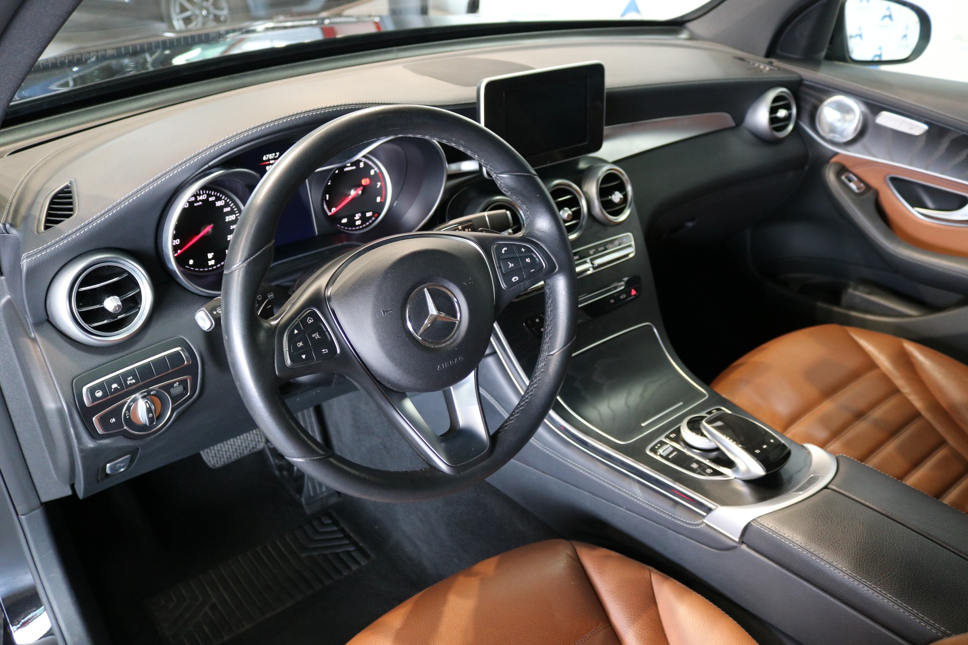 MERCEDES-BENZ GLC 250 4Matic 9G-Tronic-showroom-element-1