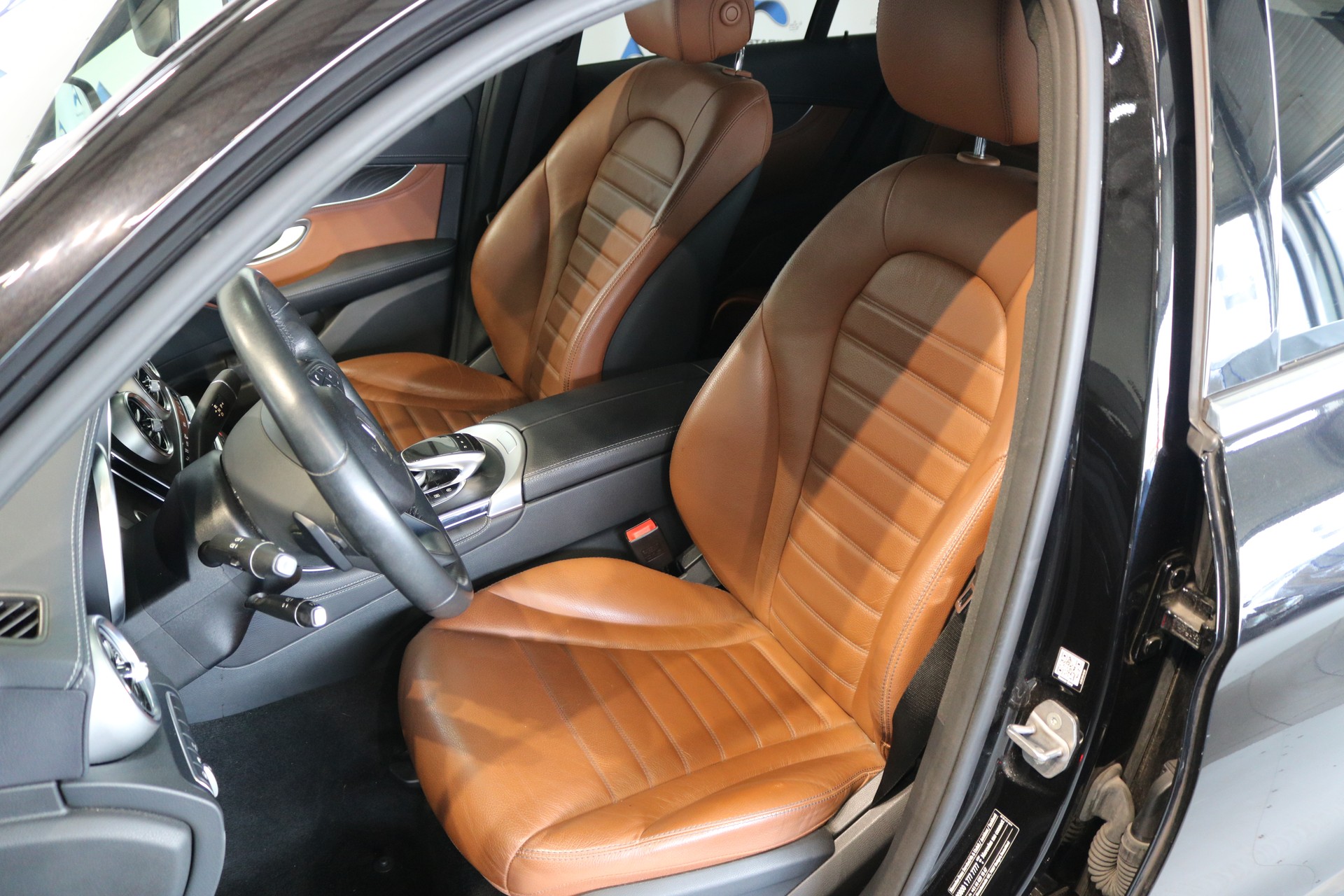 MERCEDES-BENZ GLC 250 4Matic 9G-Tronic-showroom-element-3