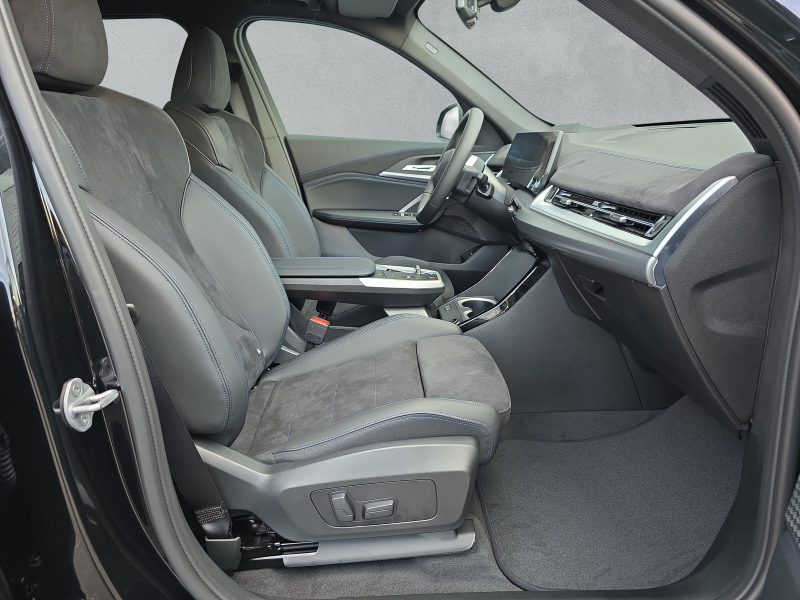 BMW iX1 xDrive 30 M Sport-image-11
