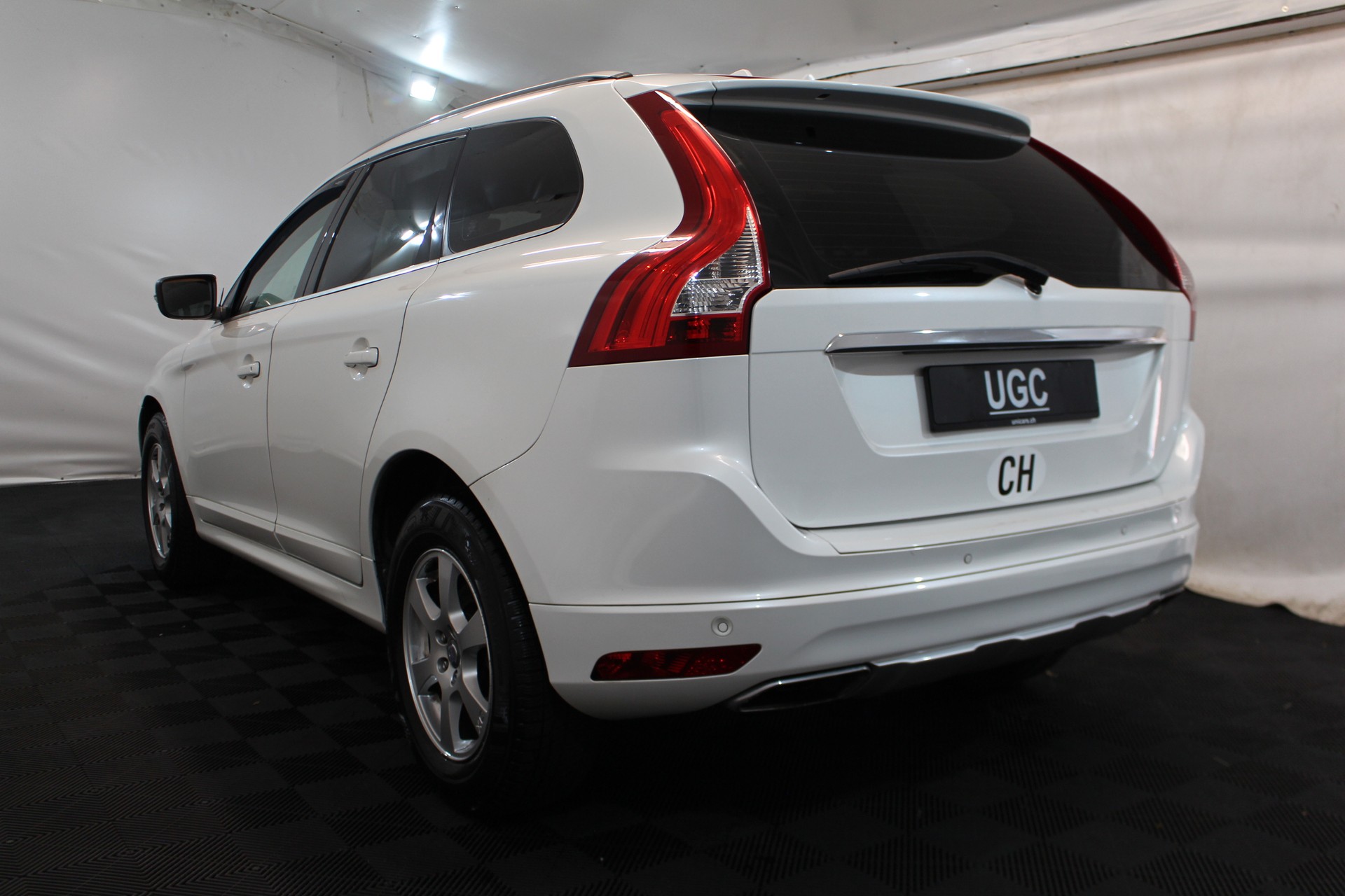 VOLVO XC60 2.4 D4 Ocean Race AWD-showroom-element-3