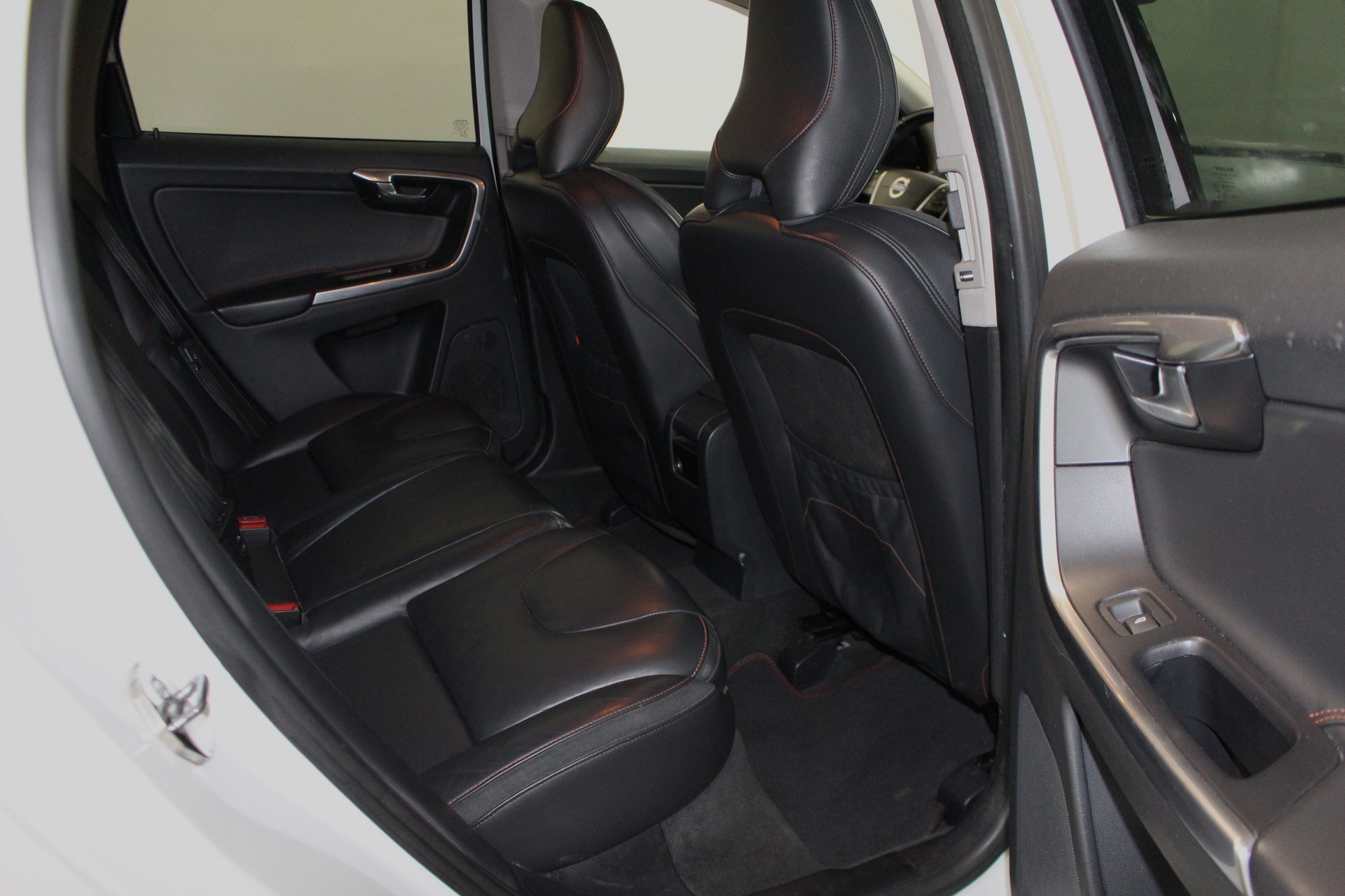 VOLVO XC60 2.4 D4 Ocean Race AWD-image-9
