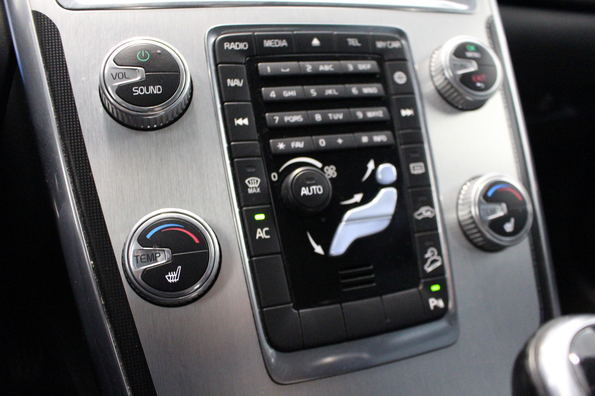 VOLVO XC60 2.4 D4 Ocean Race AWD-image-17