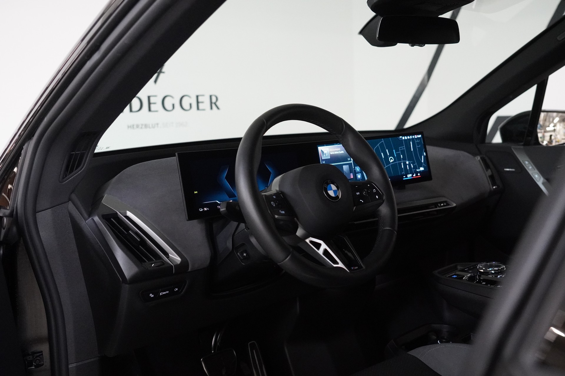 BMW iX xDrive45 M Sport-image-24