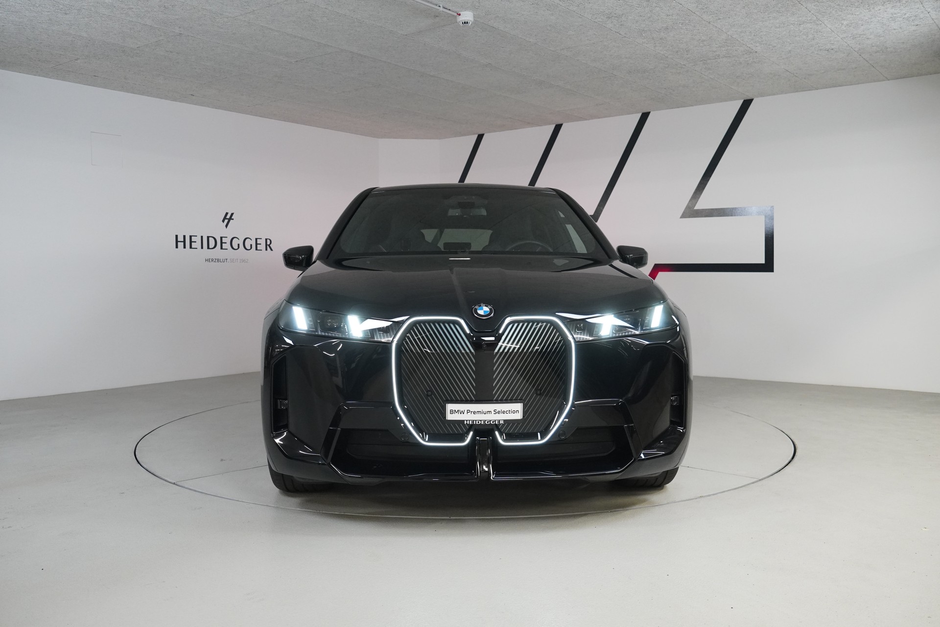 BMW iX xDrive45 M Sport-showroom-element-2
