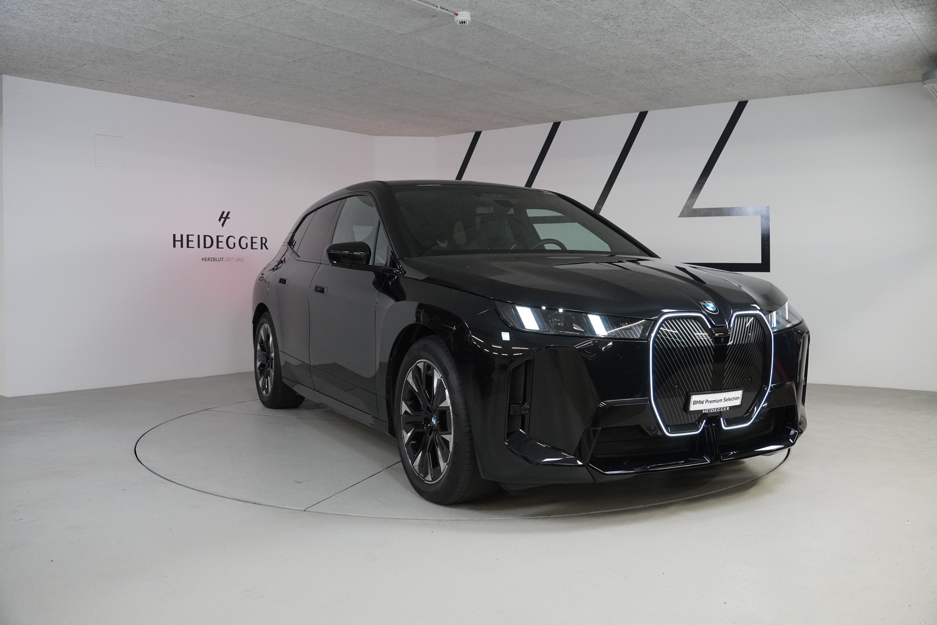 BMW iX xDrive45 M Sport-showroom-element-3