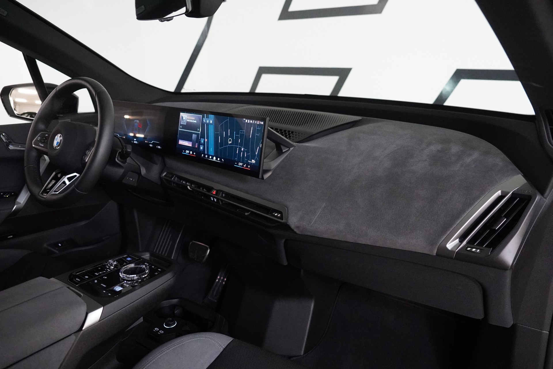 BMW iX xDrive45 M Sport-image-17