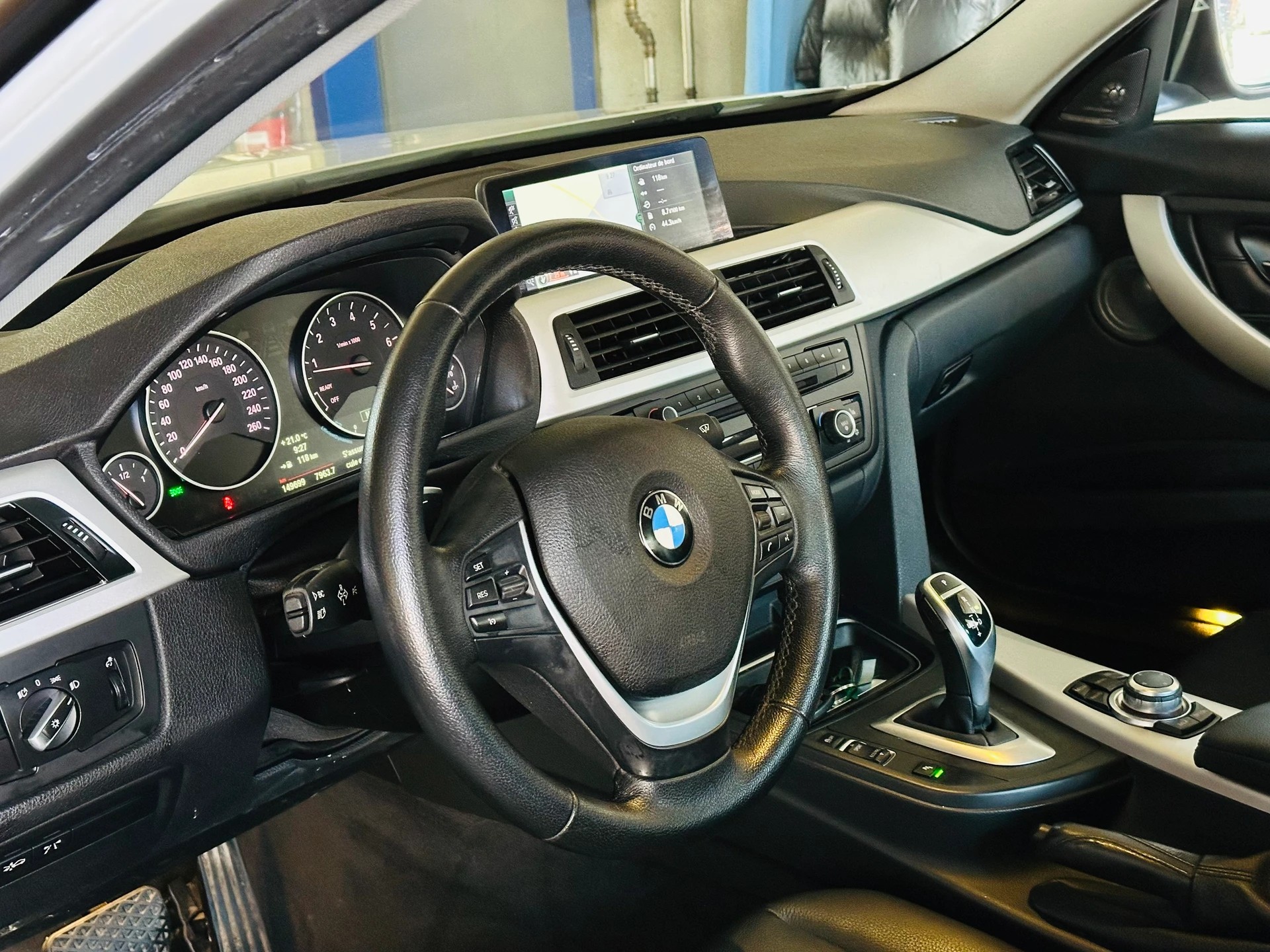 BMW 320i Sport Line Steptronic-image-14