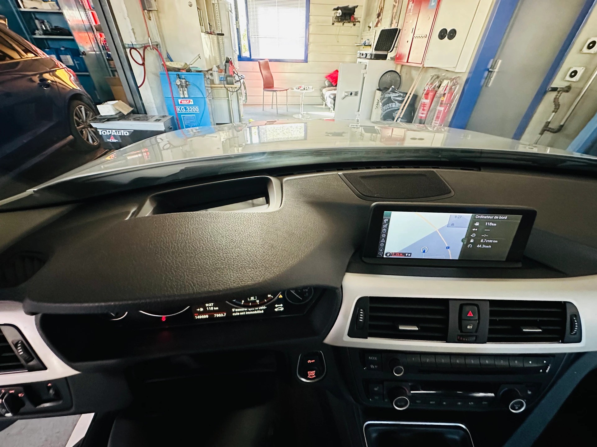 BMW 320i Sport Line Steptronic-image-16