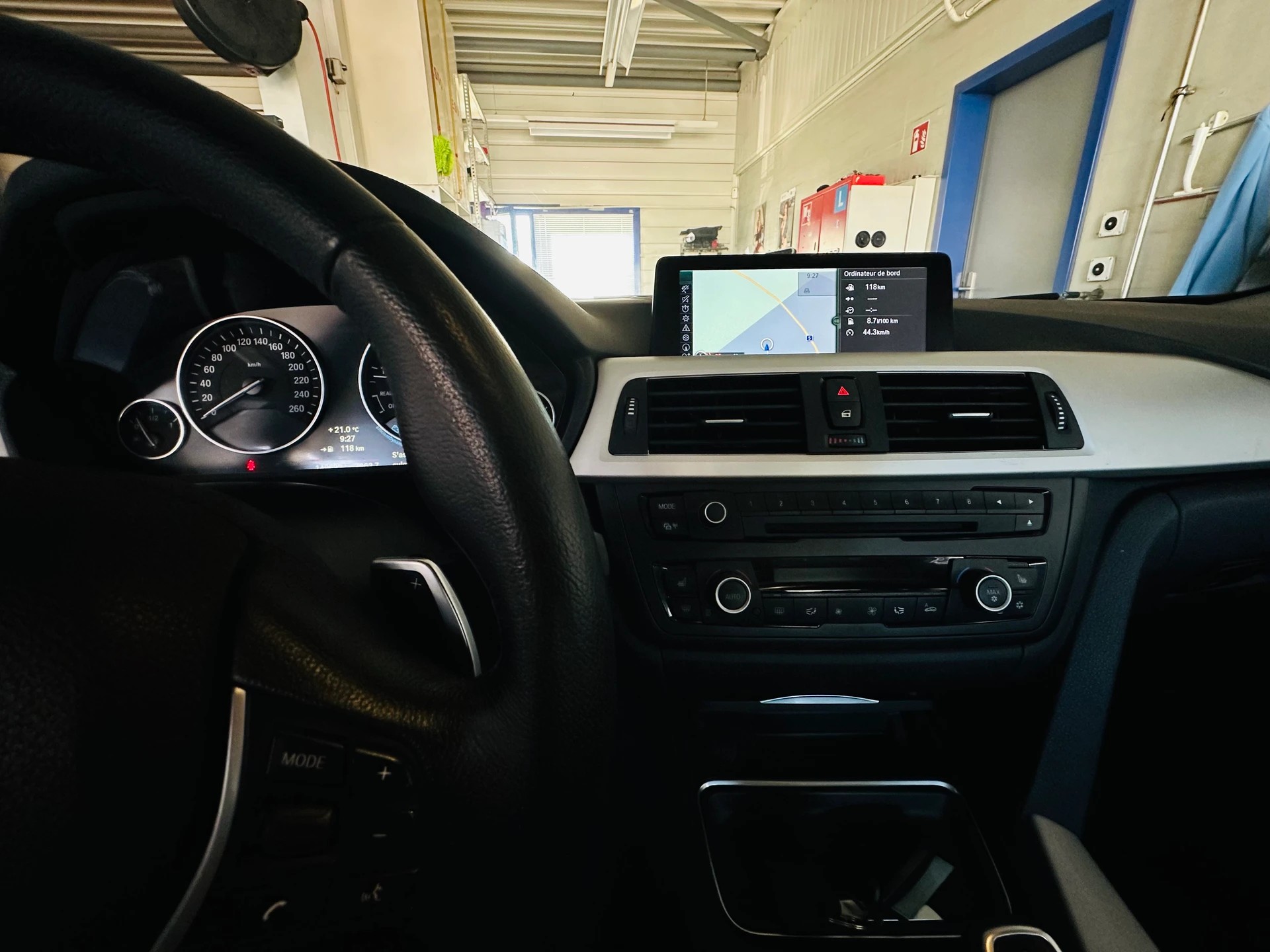 BMW 320i Sport Line Steptronic-image-17