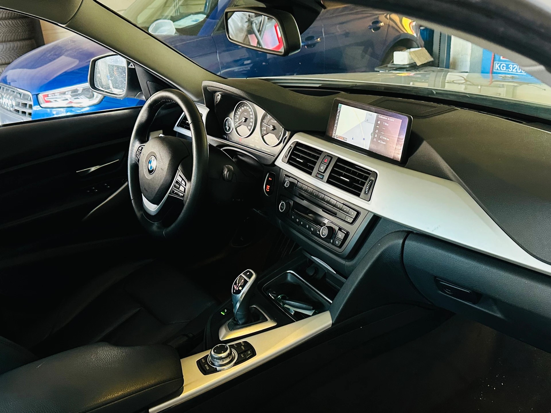 BMW 320i Sport Line Steptronic-image-12