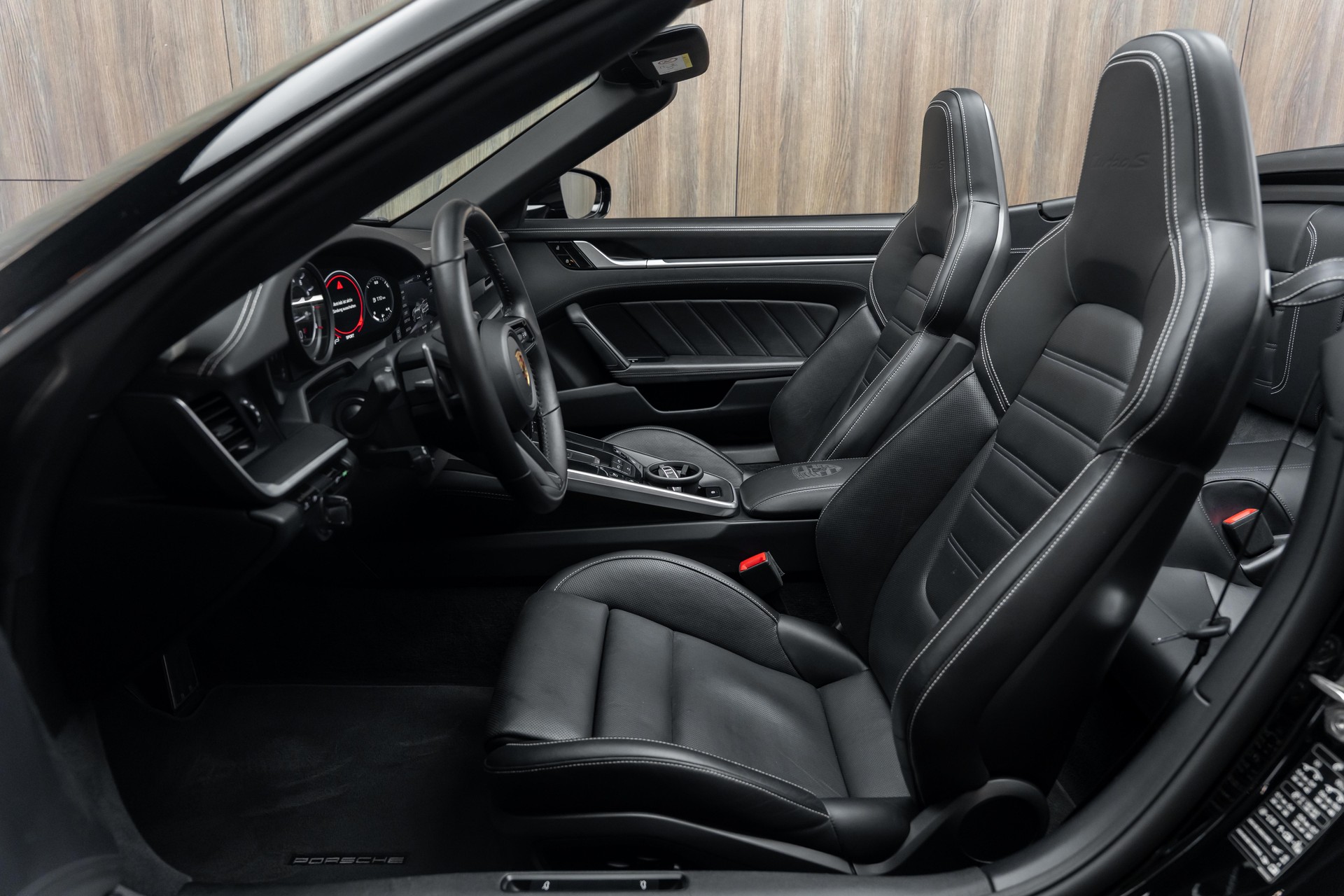 PORSCHE 911 Turbo S Cabriolet PDK | Porsche Approved bis 09.27-image-4