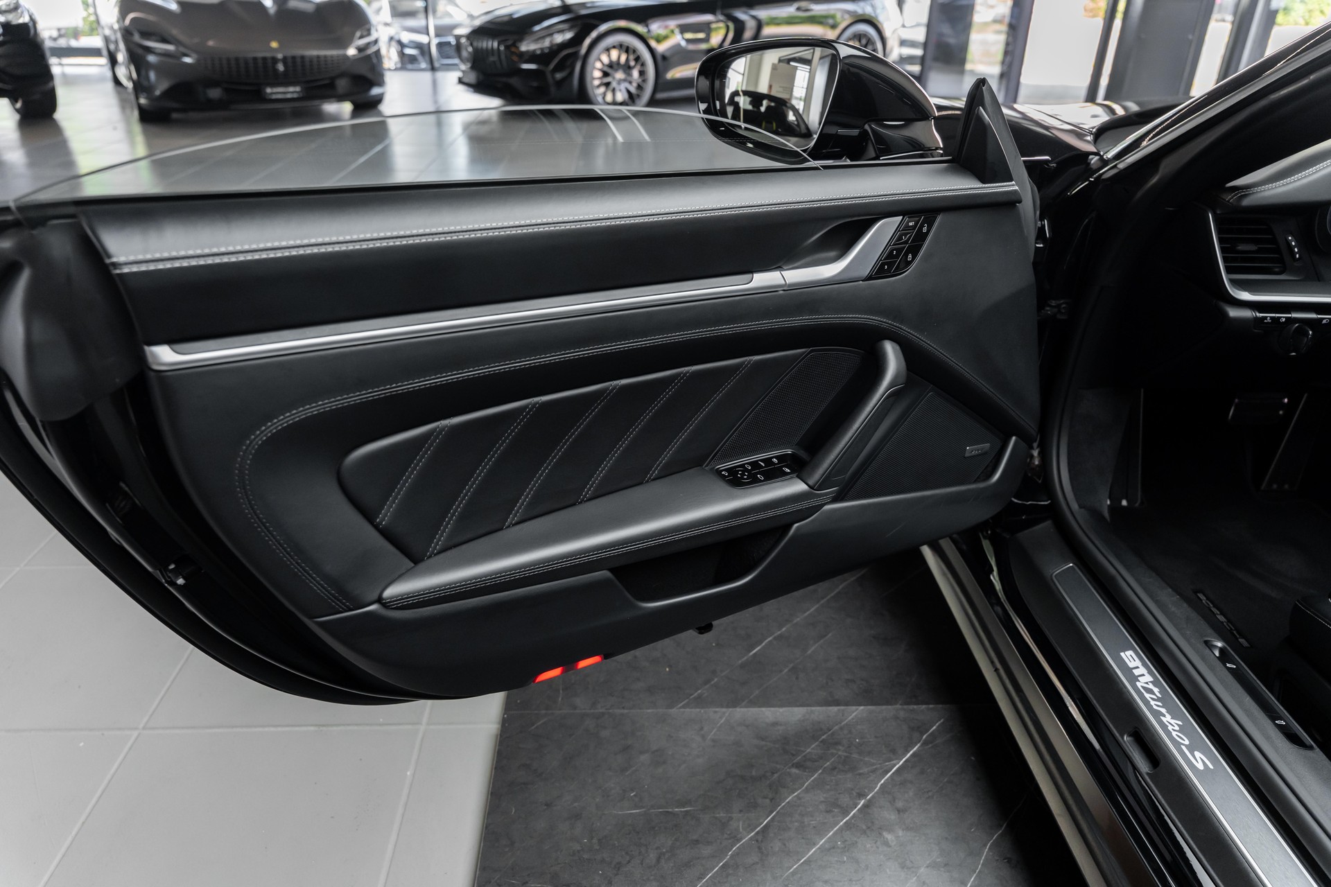 PORSCHE 911 Turbo S Cabriolet PDK | Porsche Approved bis 09.27-image-18
