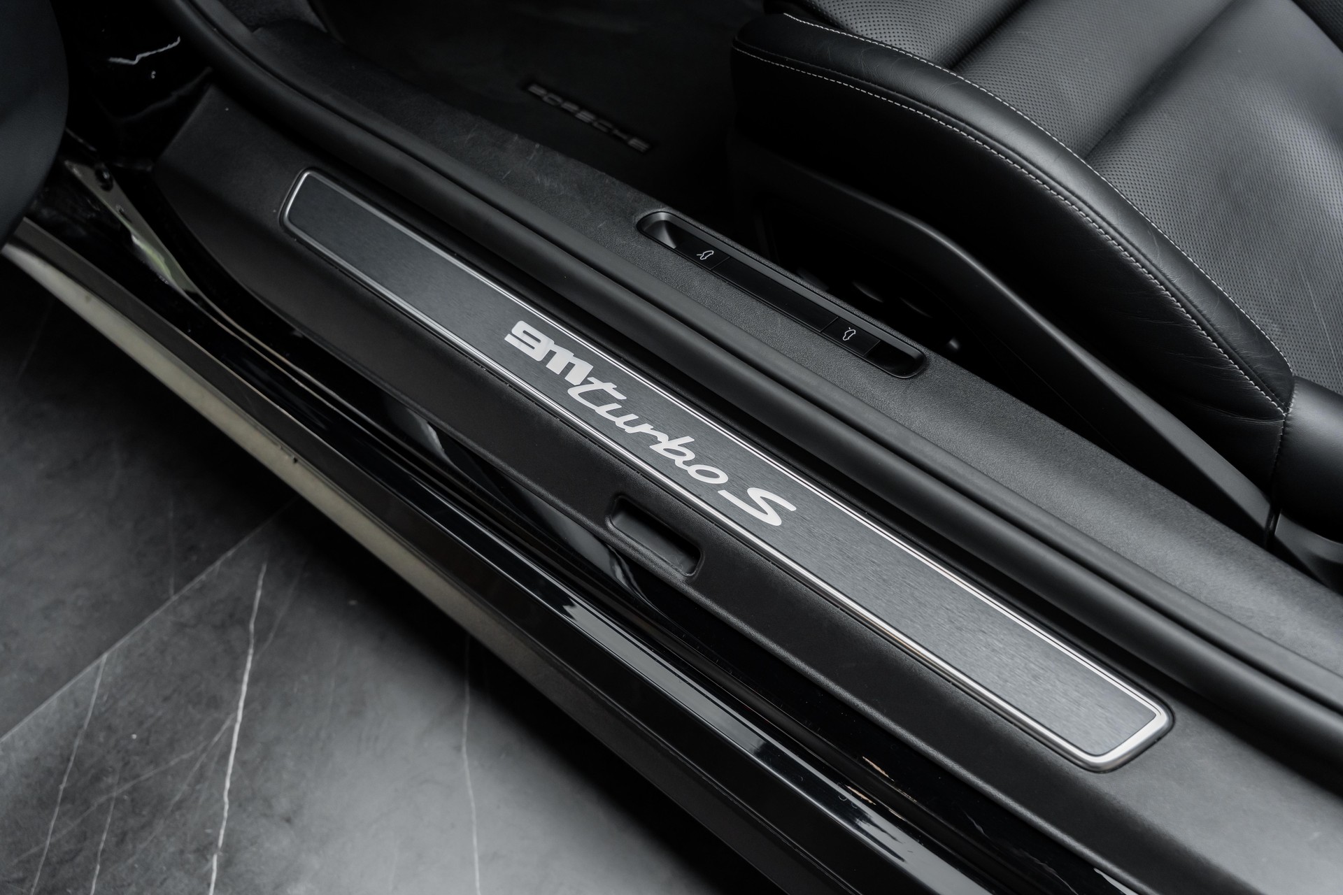 PORSCHE 911 Turbo S Cabriolet PDK | Porsche Approved bis 09.27-image-19