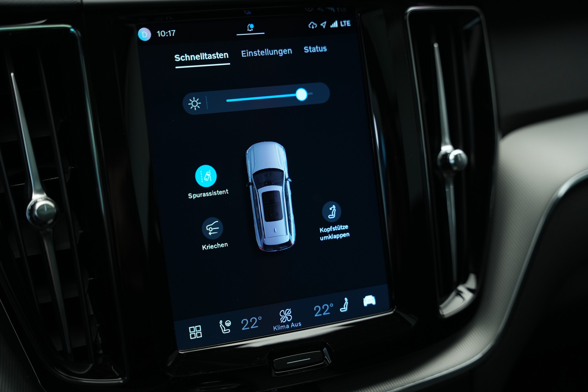 VOLVO XC60 T6 eAWD PluginHybrid Geartronic Black Edition Plus *Head-Up*-image-19