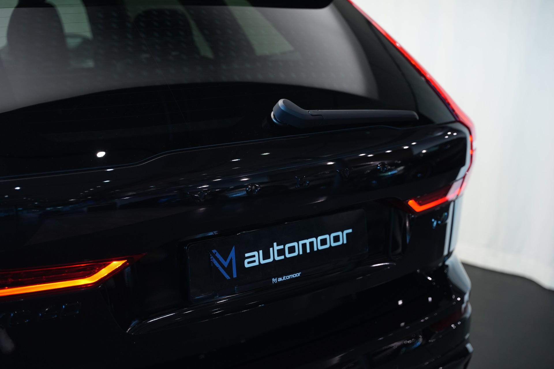 VOLVO XC60 T6 eAWD PluginHybrid Geartronic Black Edition Plus *Head-Up*-image-43
