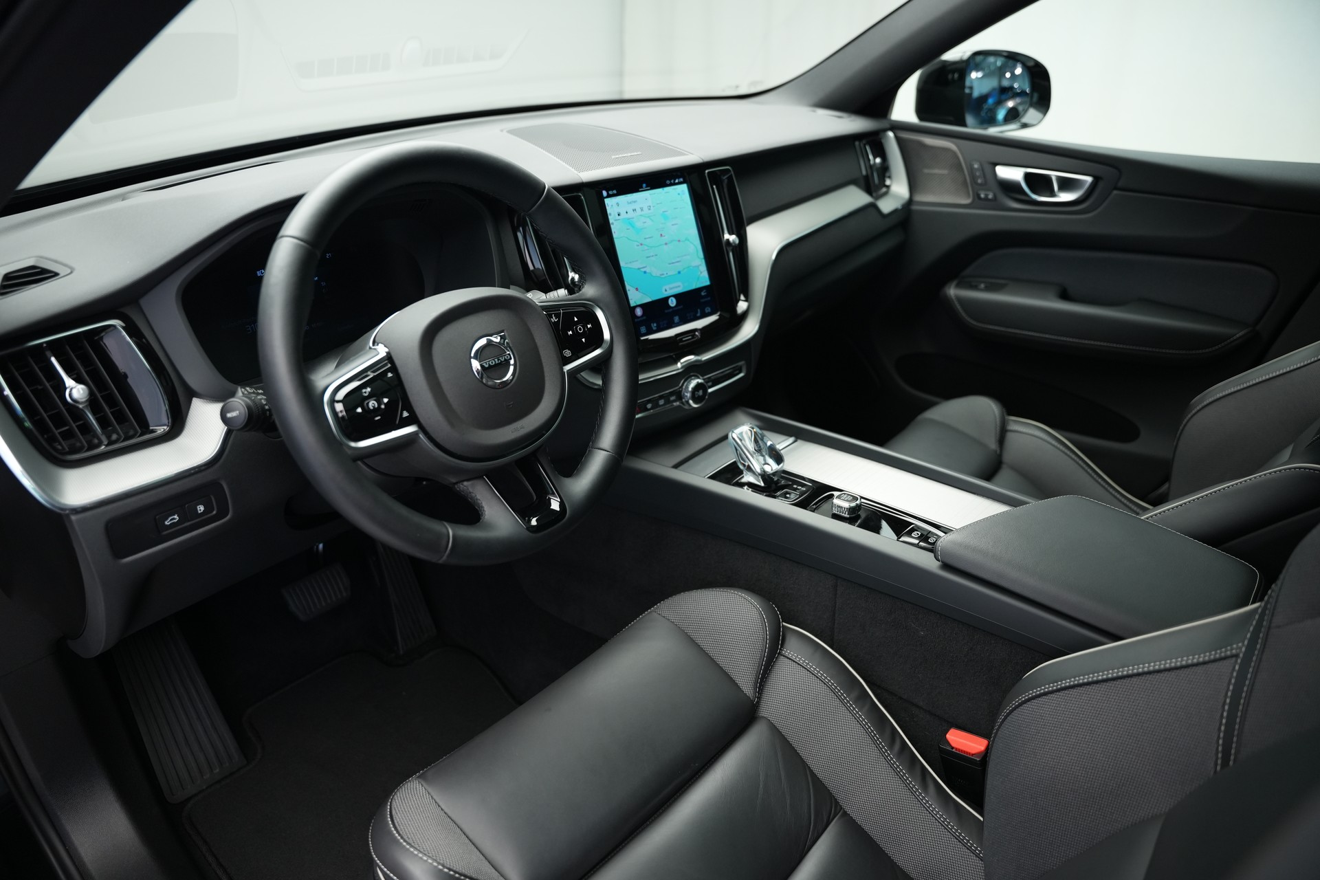 VOLVO XC60 T6 eAWD PluginHybrid Geartronic Black Edition Plus *Head-Up*-image-10