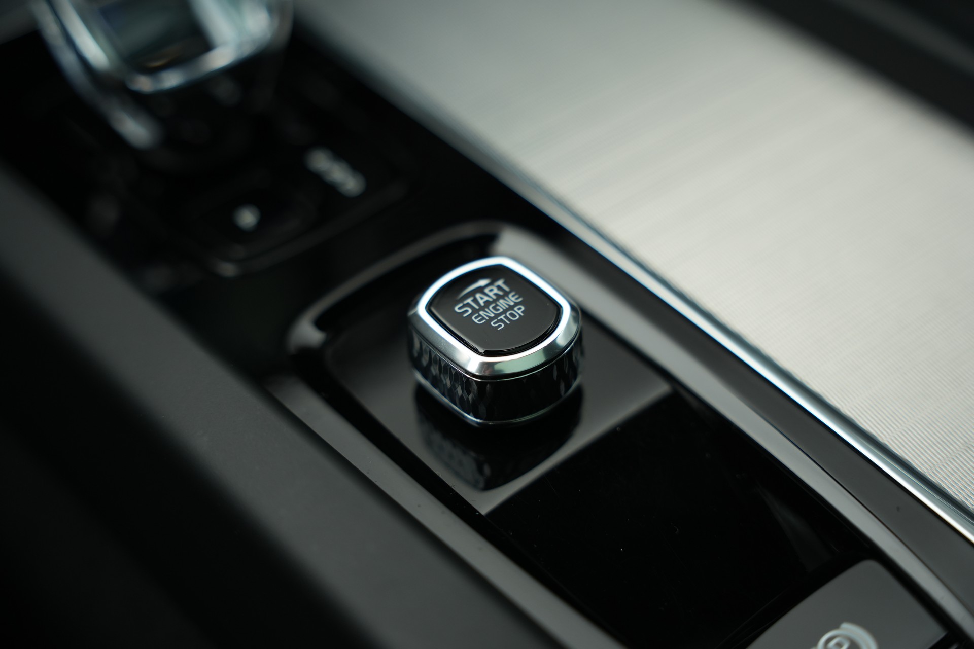 VOLVO XC60 T6 eAWD PluginHybrid Geartronic Black Edition Plus *Head-Up*-image-34
