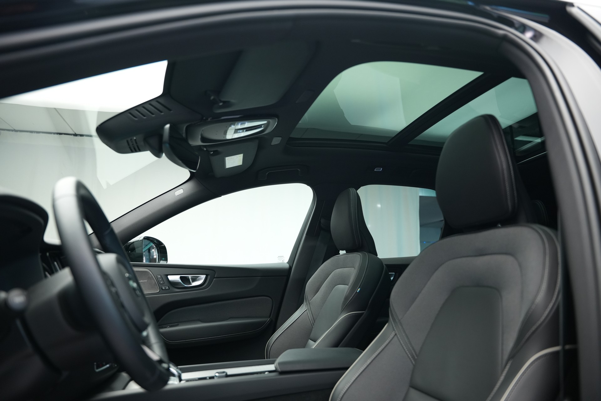 VOLVO XC60 T6 eAWD PluginHybrid Geartronic Black Edition Plus *Head-Up*-image-13