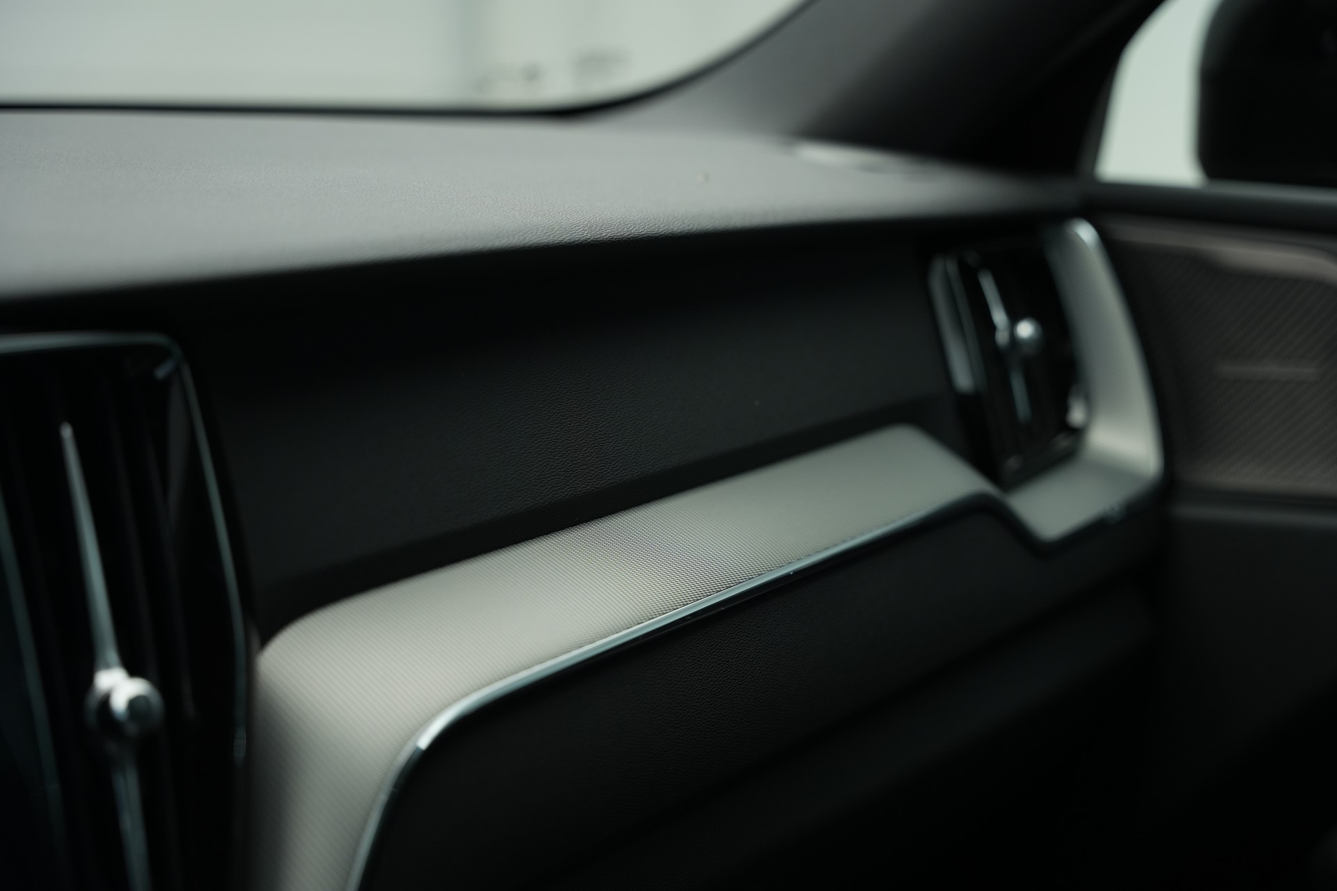 VOLVO XC60 T6 eAWD PluginHybrid Geartronic Black Edition Plus *Head-Up*-image-31