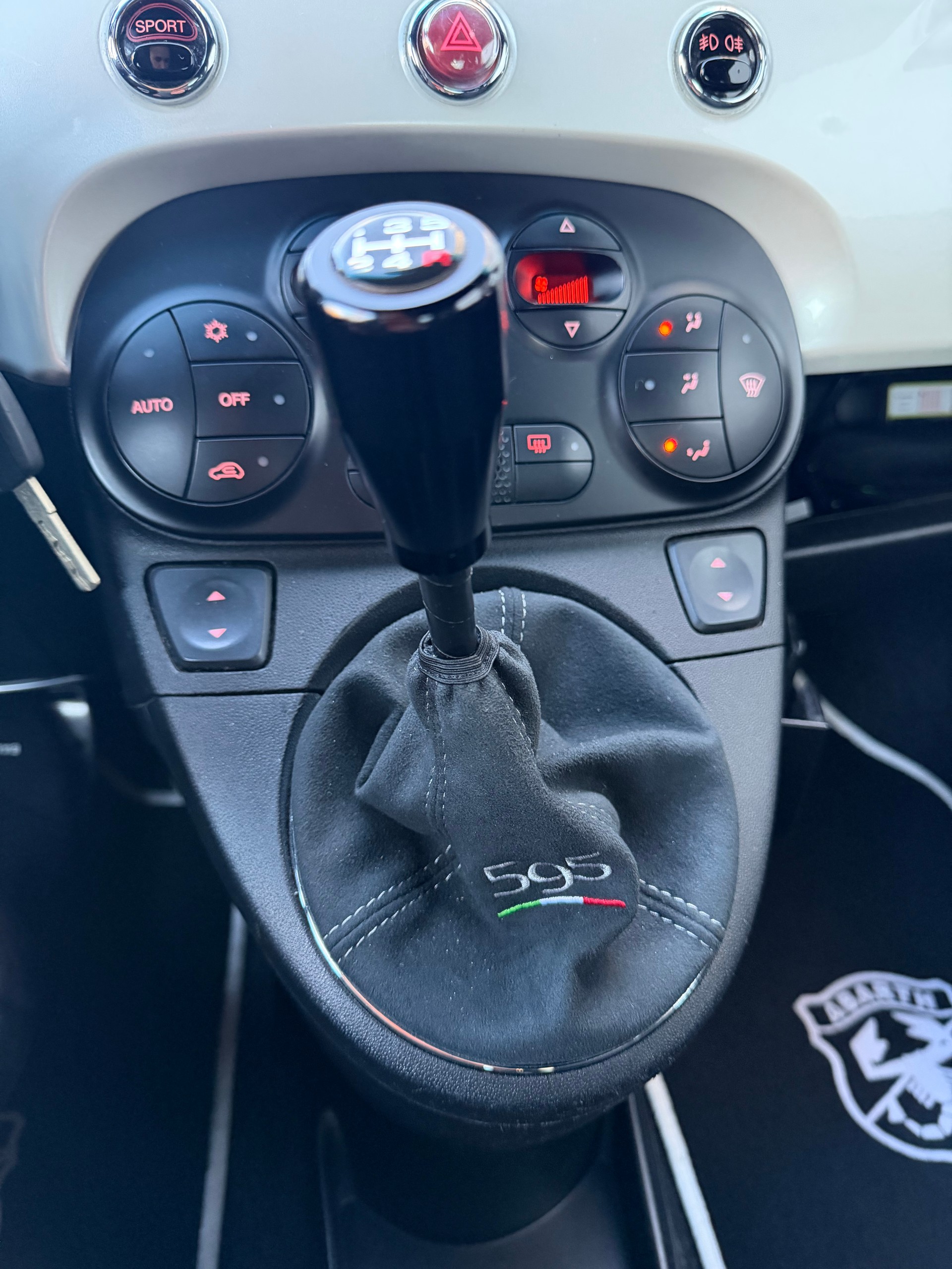 FIAT 500 1.4 16V Turbo Abarth 695 SS-image-13