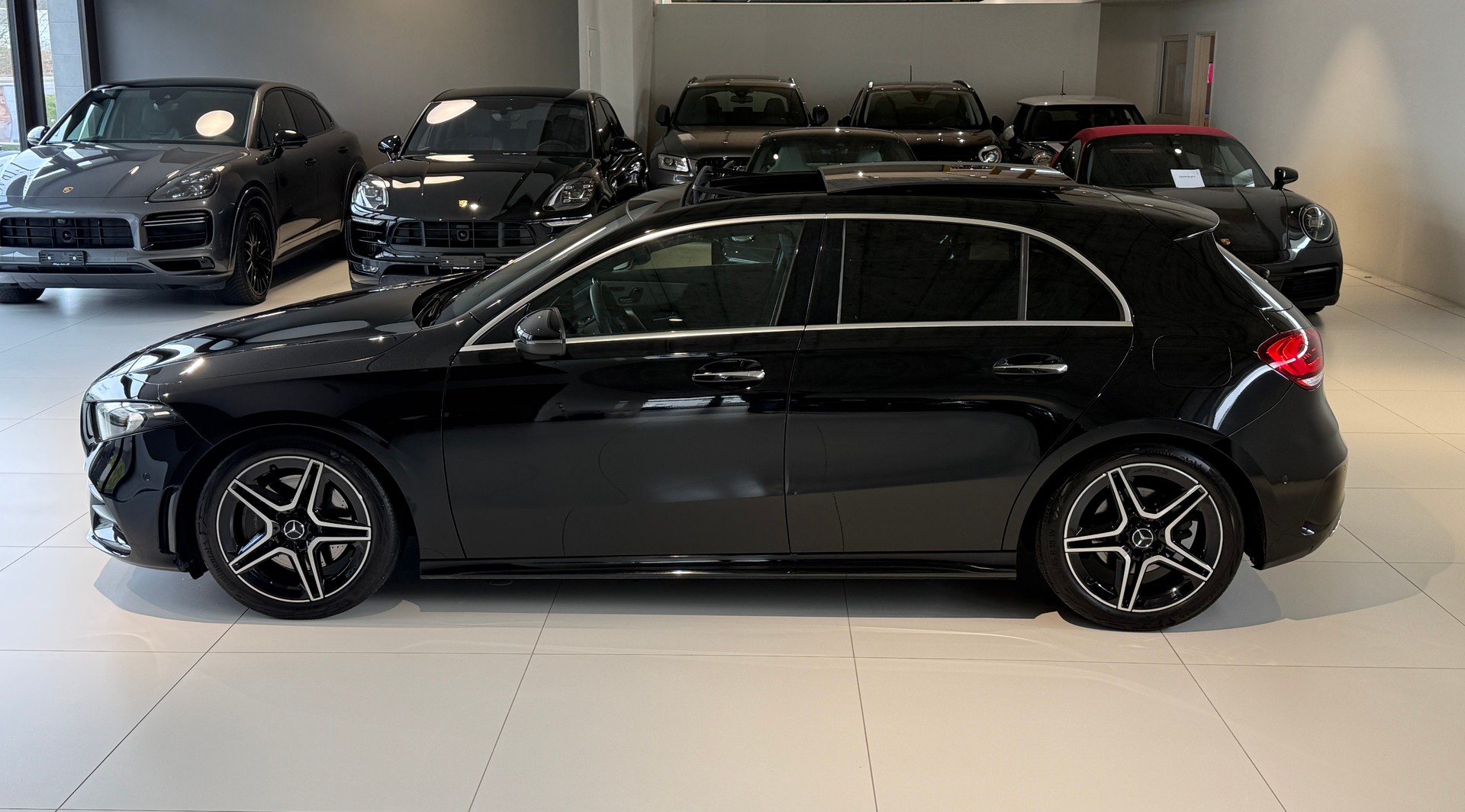 MERCEDES-BENZ A 220 AMG Line 7G-DCT 4Matic ***CH-Fahrzeug***Panoramadach***Ambiente-plus***Service kostenlos 10J / 100'000Km***-showroom-element-3