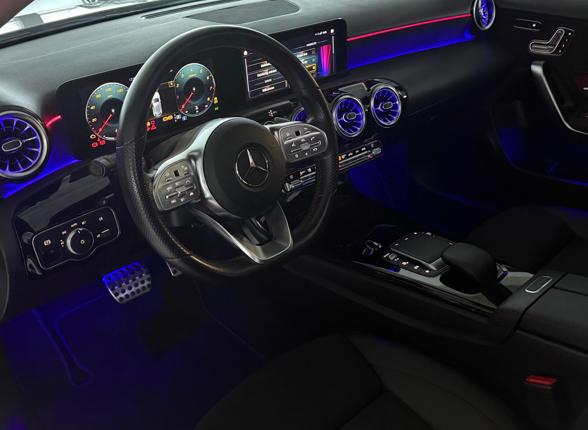 MERCEDES-BENZ A 220 AMG Line 7G-DCT 4Matic ***CH-Fahrzeug***Panoramadach***Ambiente-plus***Service kostenlos 10J / 100'000Km***-image-7