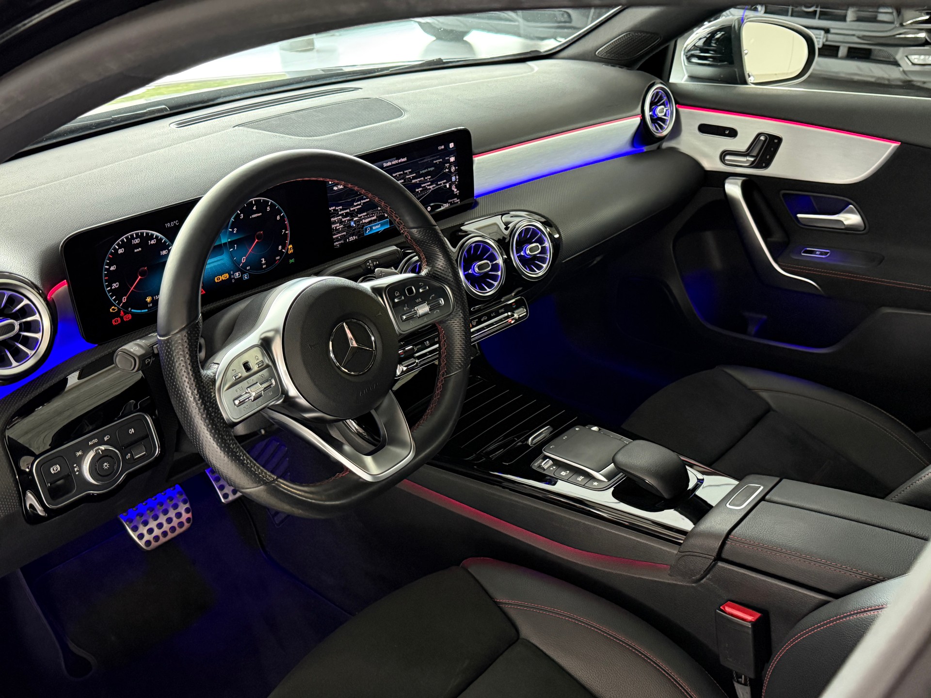 MERCEDES-BENZ A 220 AMG Line 7G-DCT 4Matic ***CH-Fahrzeug***Panoramadach***Ambiente-plus***Service kostenlos 10J / 100'000Km***-image-17