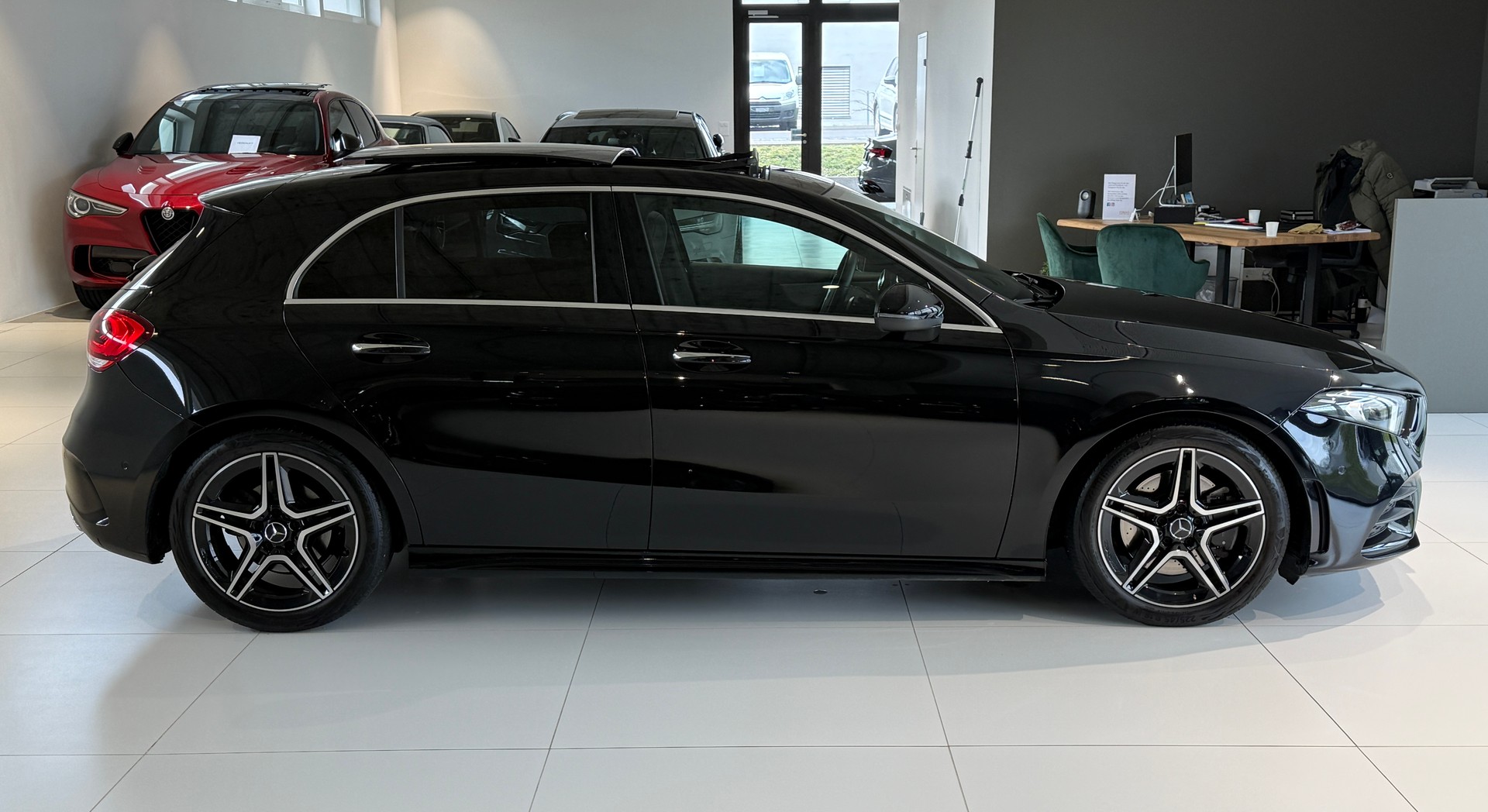 MERCEDES-BENZ A 220 AMG Line 7G-DCT 4Matic ***CH-Fahrzeug***Panoramadach***Ambiente-plus***Service kostenlos 10J / 100'000Km***-image-23