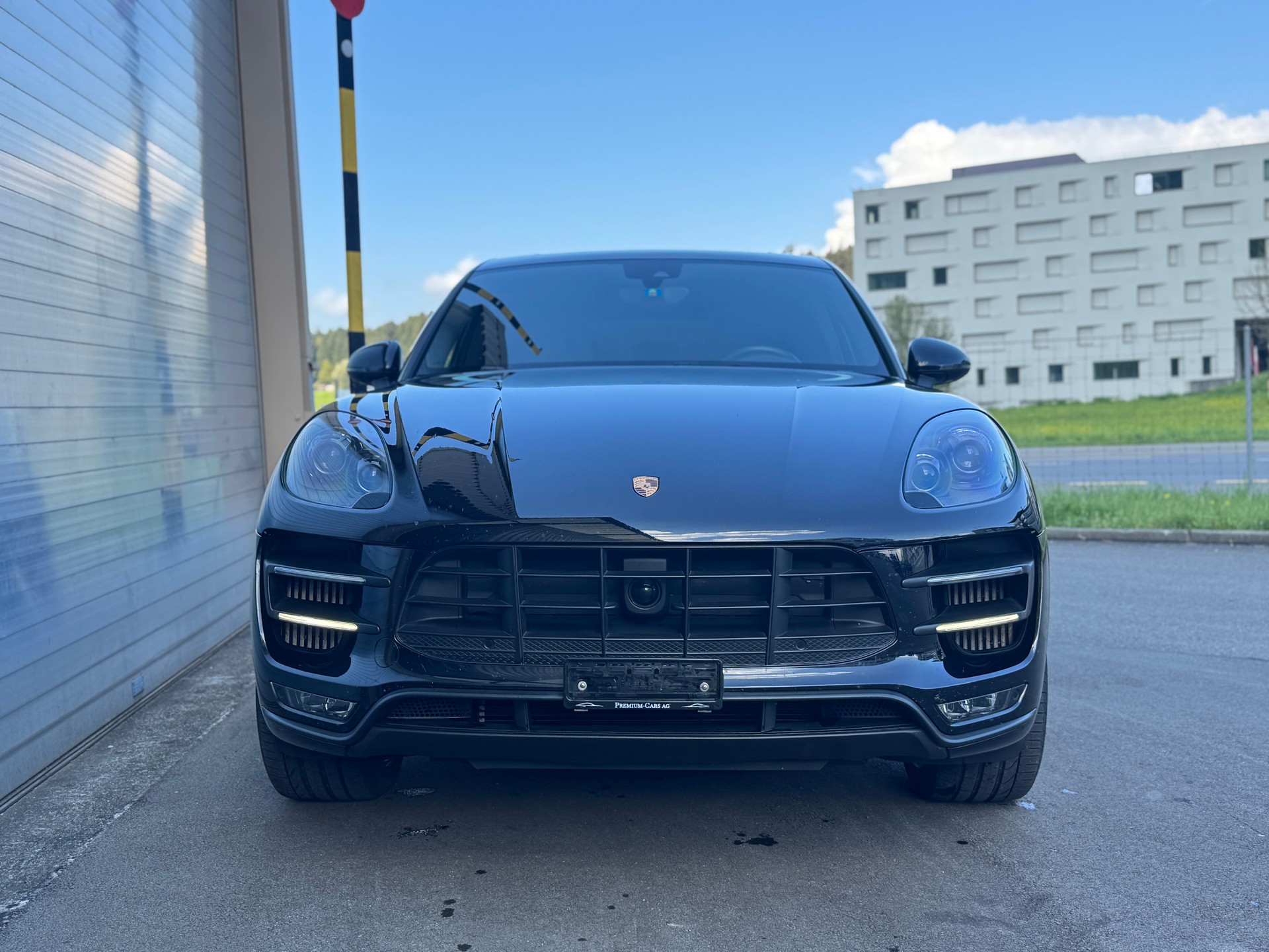 PORSCHE Macan Turbo PDK-showroom-element-1