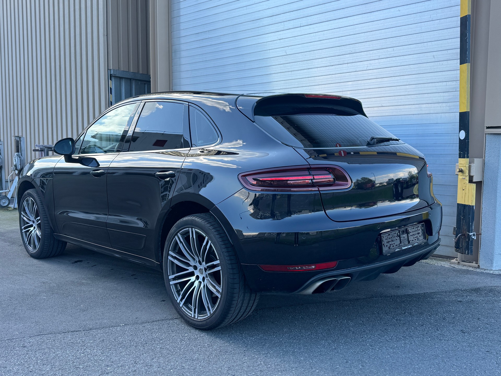 PORSCHE Macan Turbo PDK-showroom-element-3