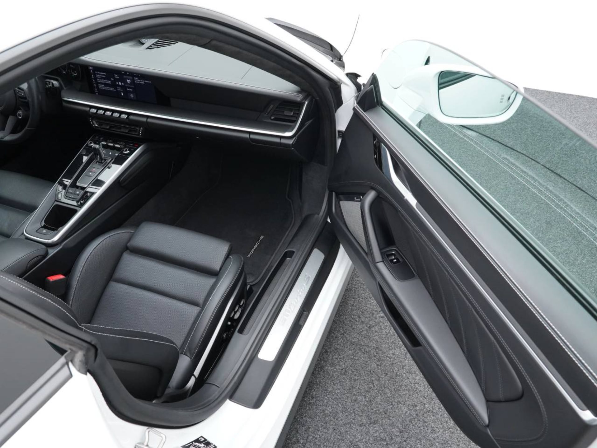 PORSCHE 911 Turbo S-image-21