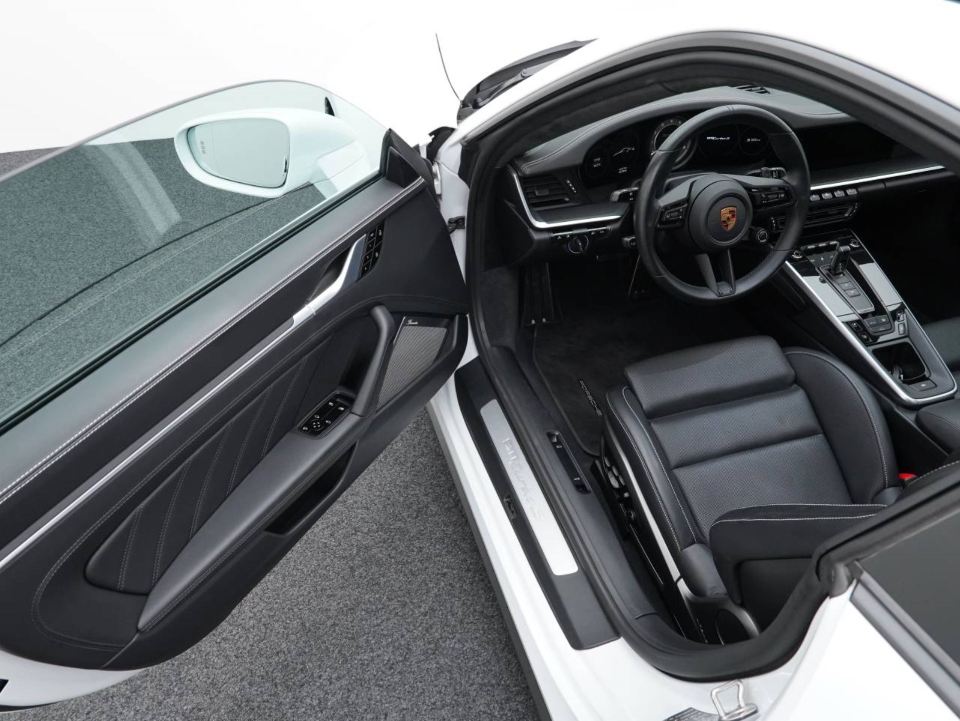 PORSCHE 911 Turbo S-showroom-element-3