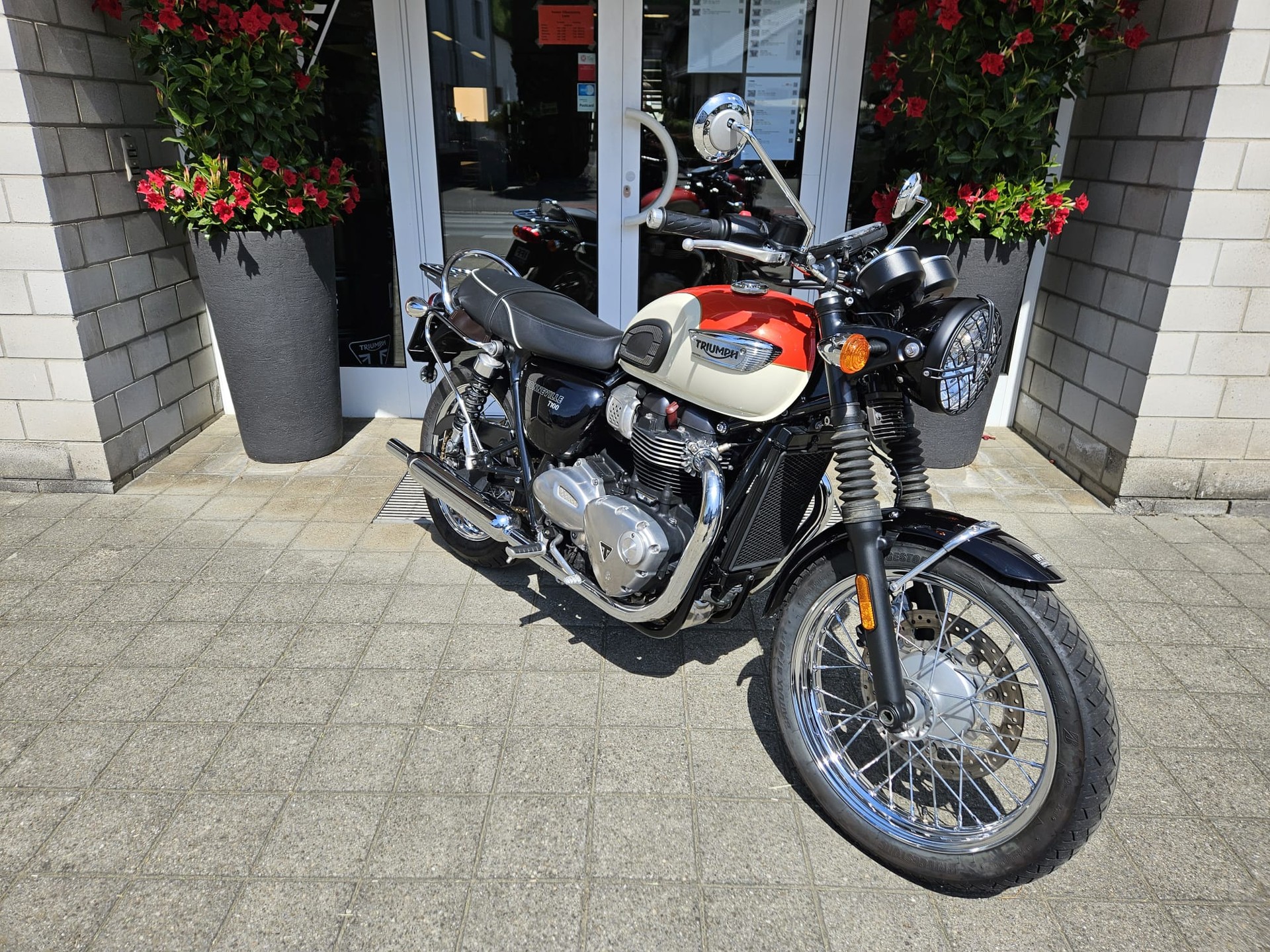 TRIUMPH Bonneville 900 T 100 ABS-image-2