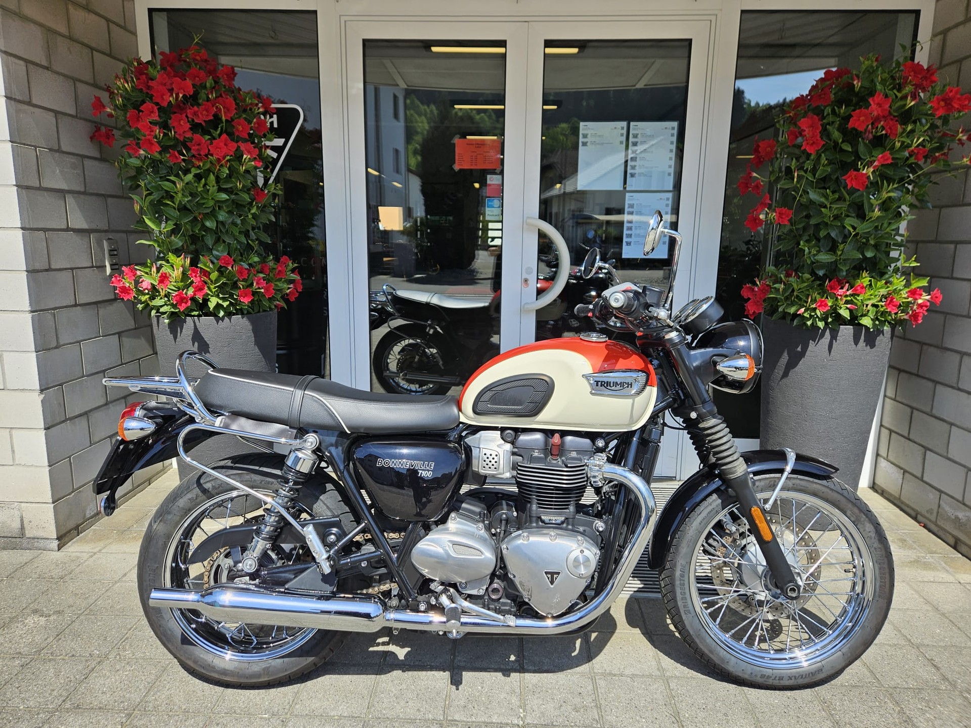 TRIUMPH Bonneville 900 T 100 ABS-image-1