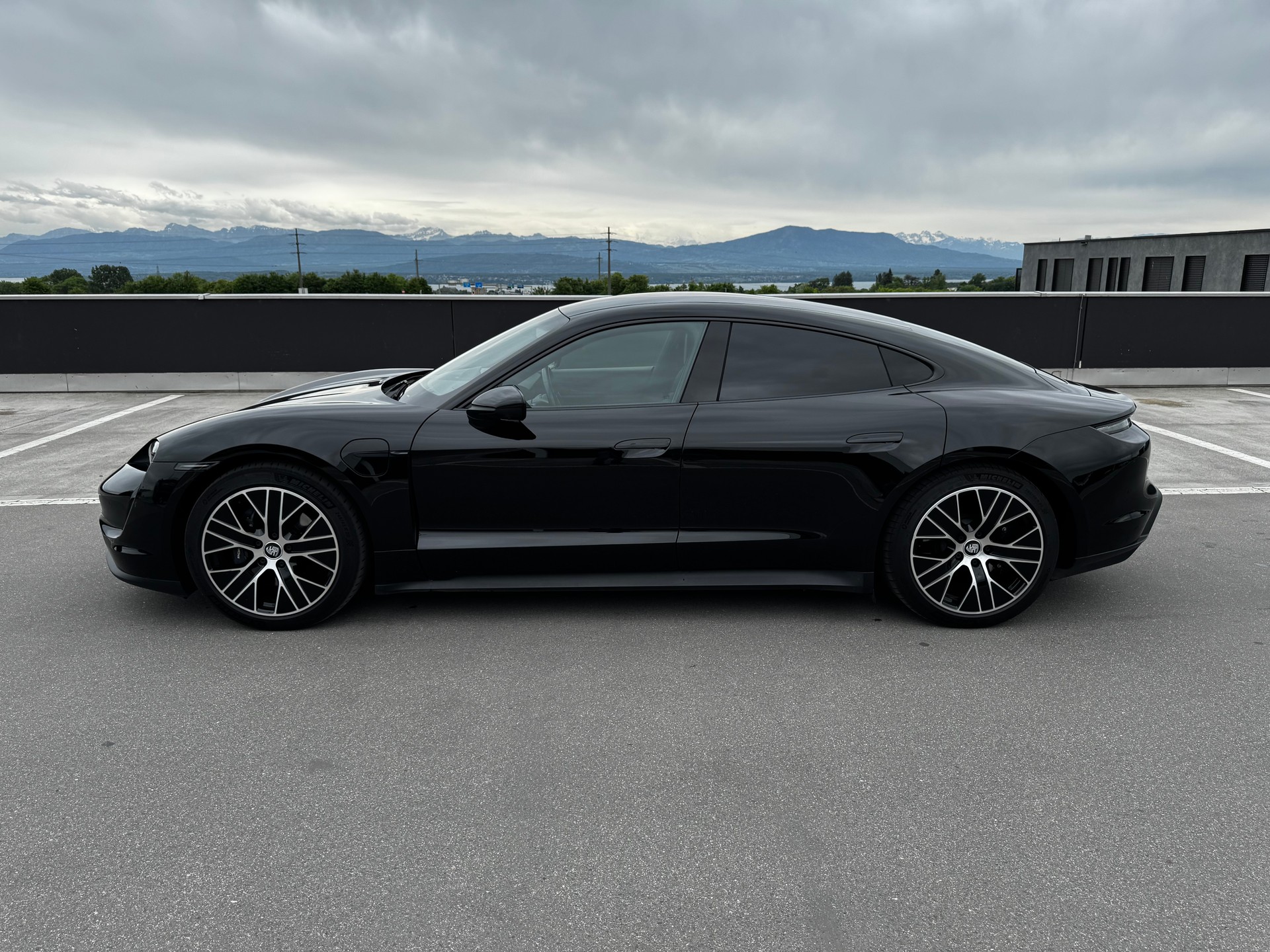 PORSCHE TAYCAN-image-1