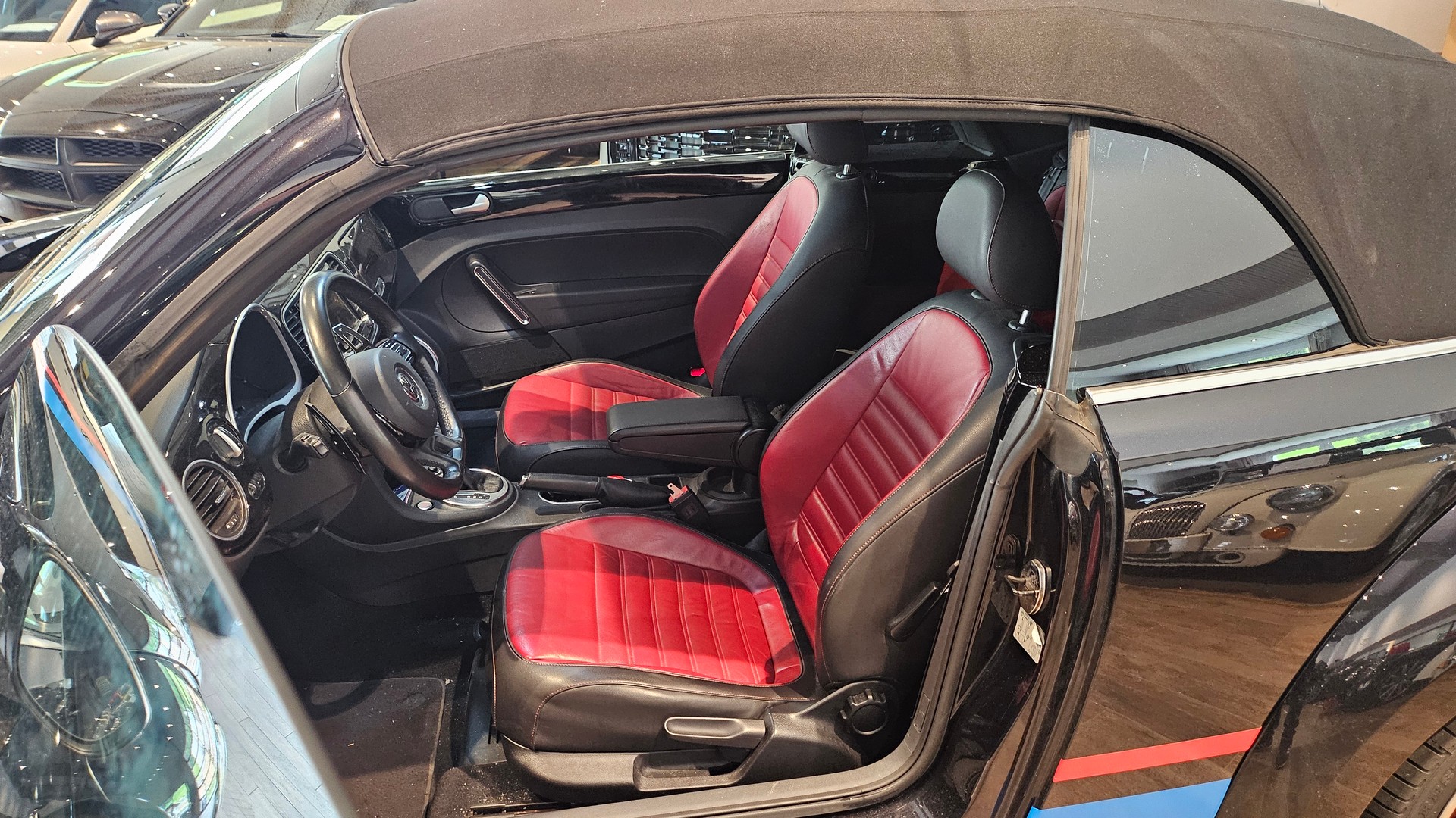 VW Beetle Cabrio 2.0 TSI Sport DSG R-Line-image-18