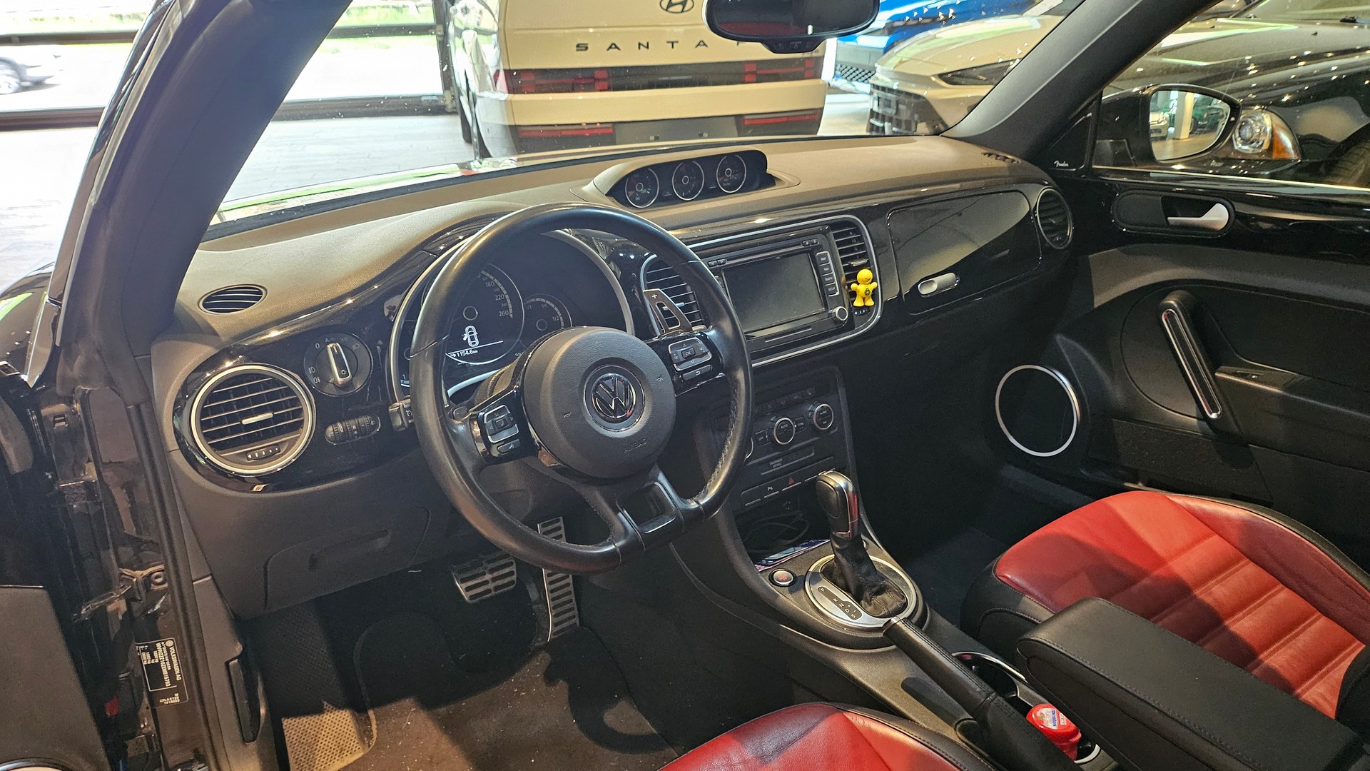 VW Beetle Cabrio 2.0 TSI Sport DSG R-Line-image-19