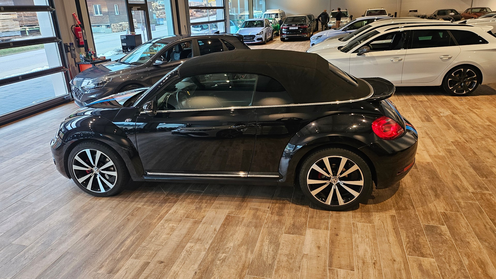 VW Beetle Cabrio 2.0 TSI Sport DSG R-Line-image-29