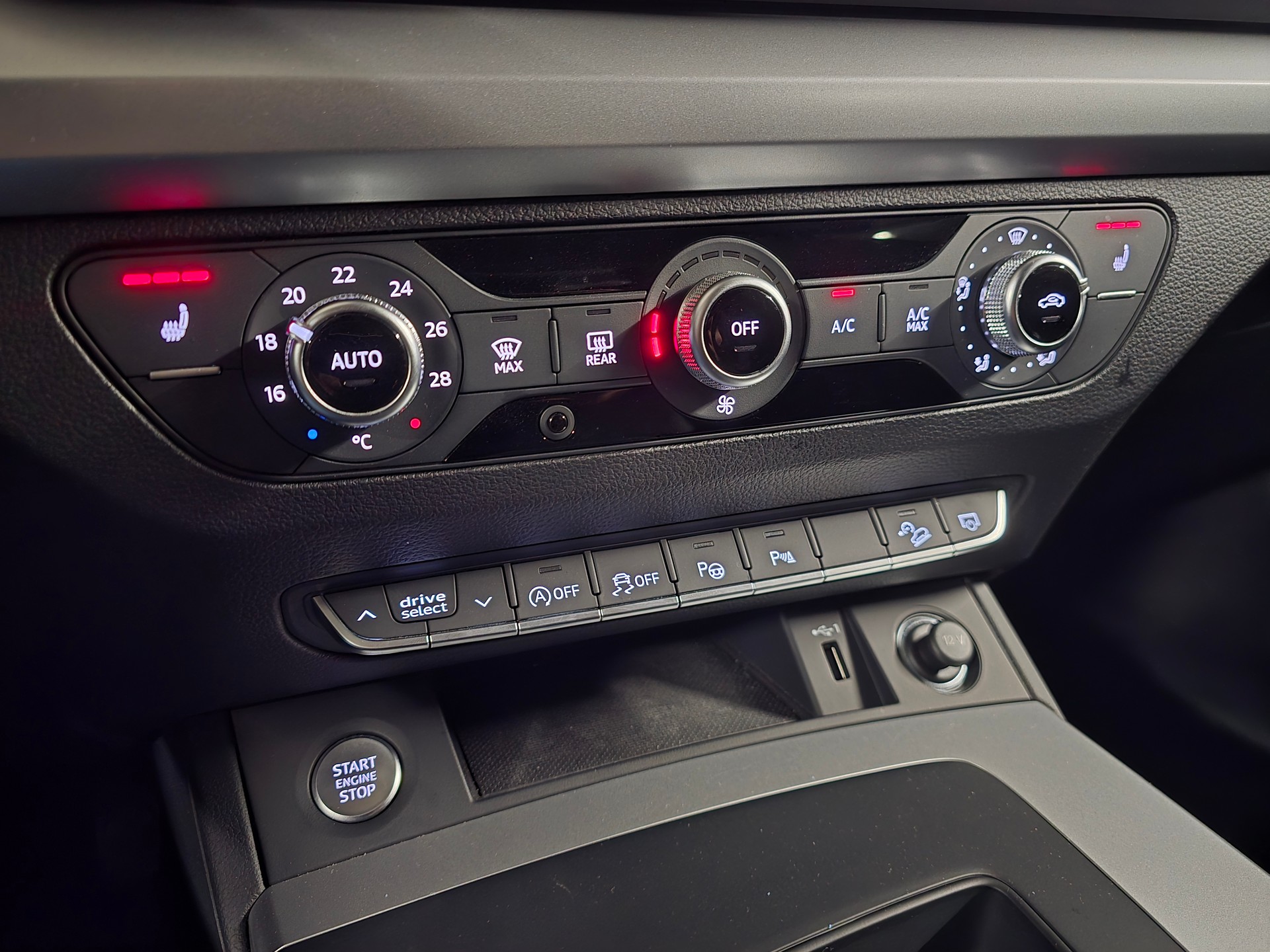 AUDI Q5 45 TFSI S-line quattro S-tronic-image-16