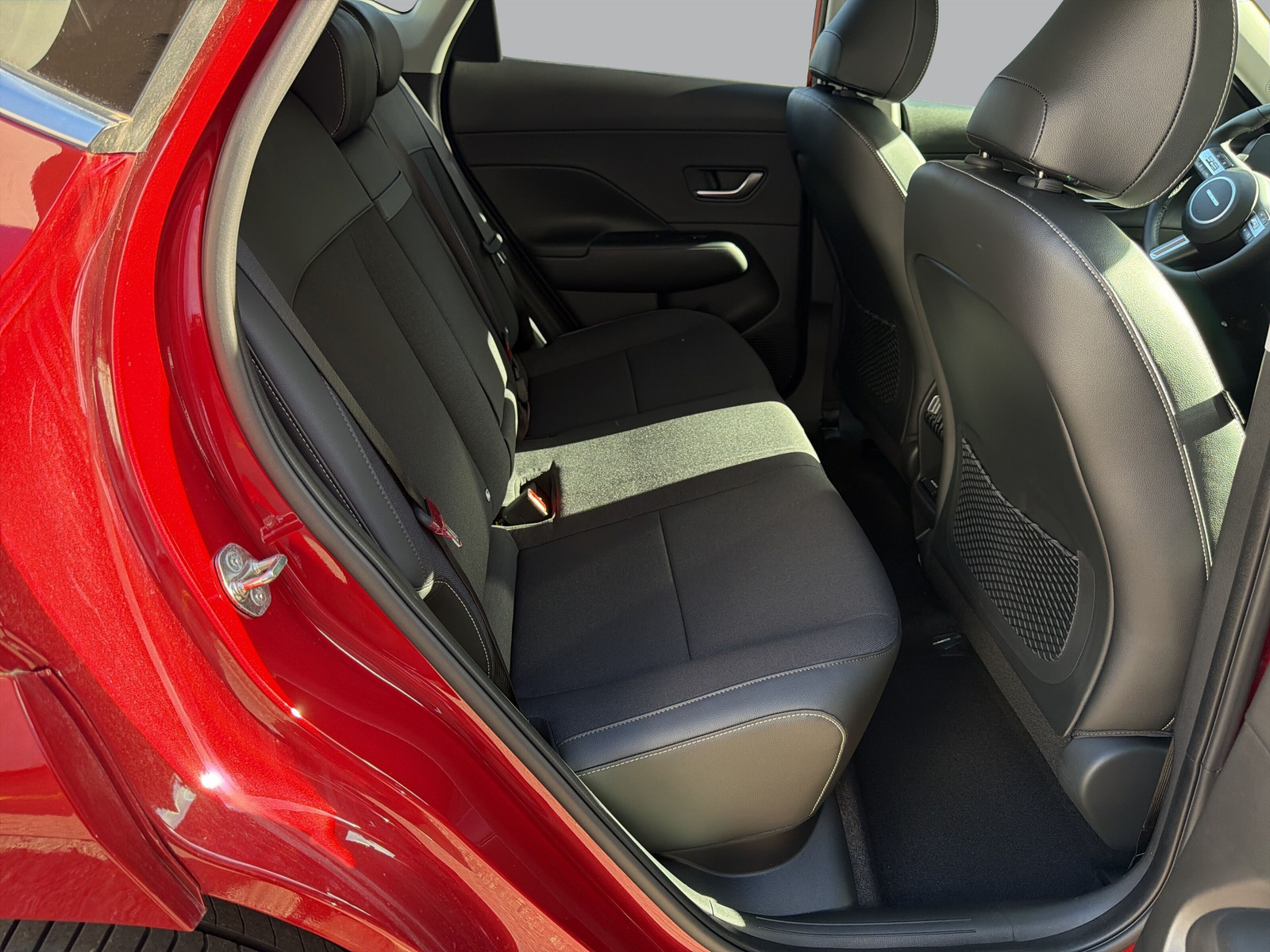 HYUNDAI Kona EV 65.4 kWh Amplia-image-12