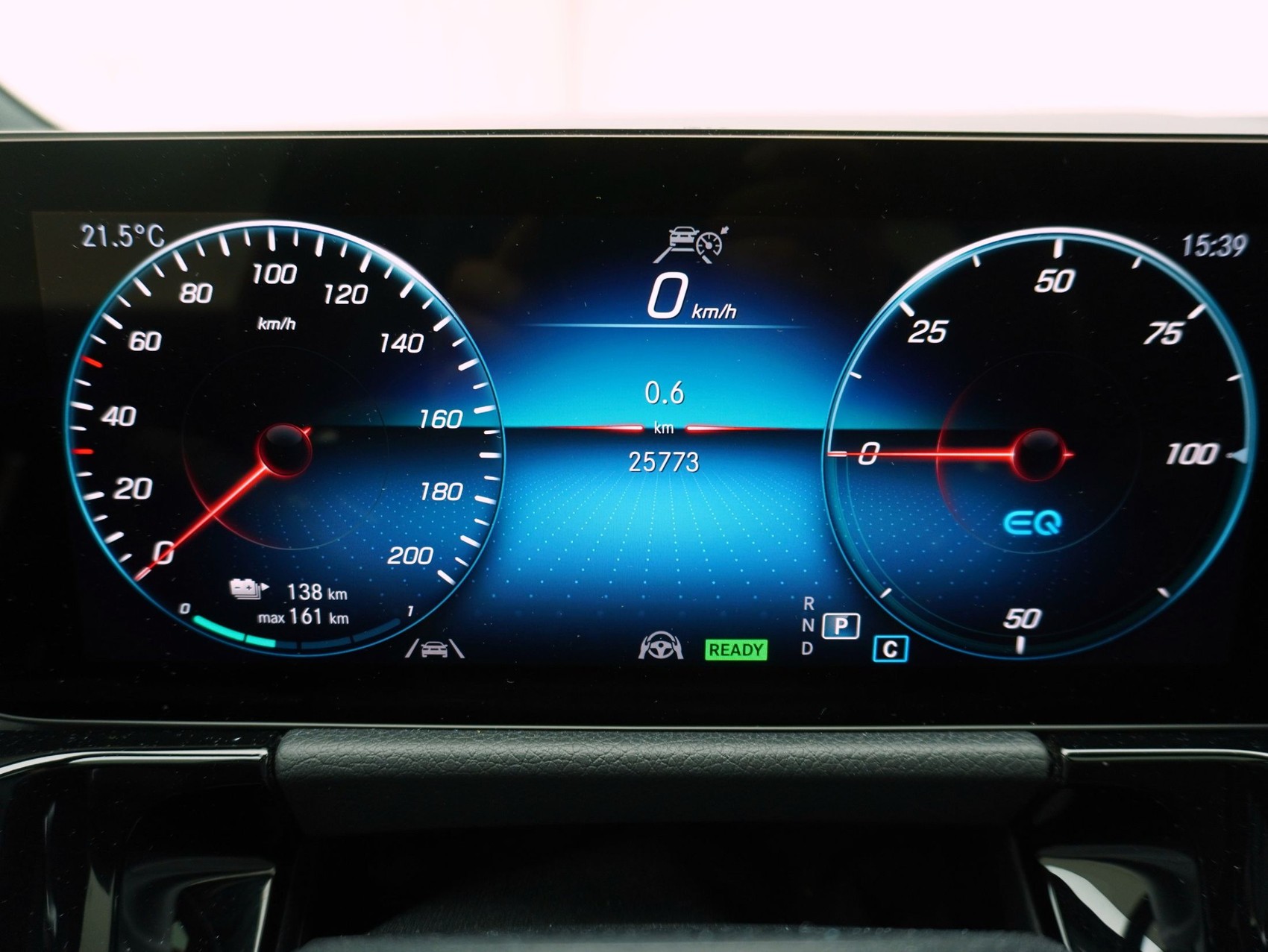 MERCEDES-BENZ EQA 350 Swiss Star AMG Line 4matic-image-18