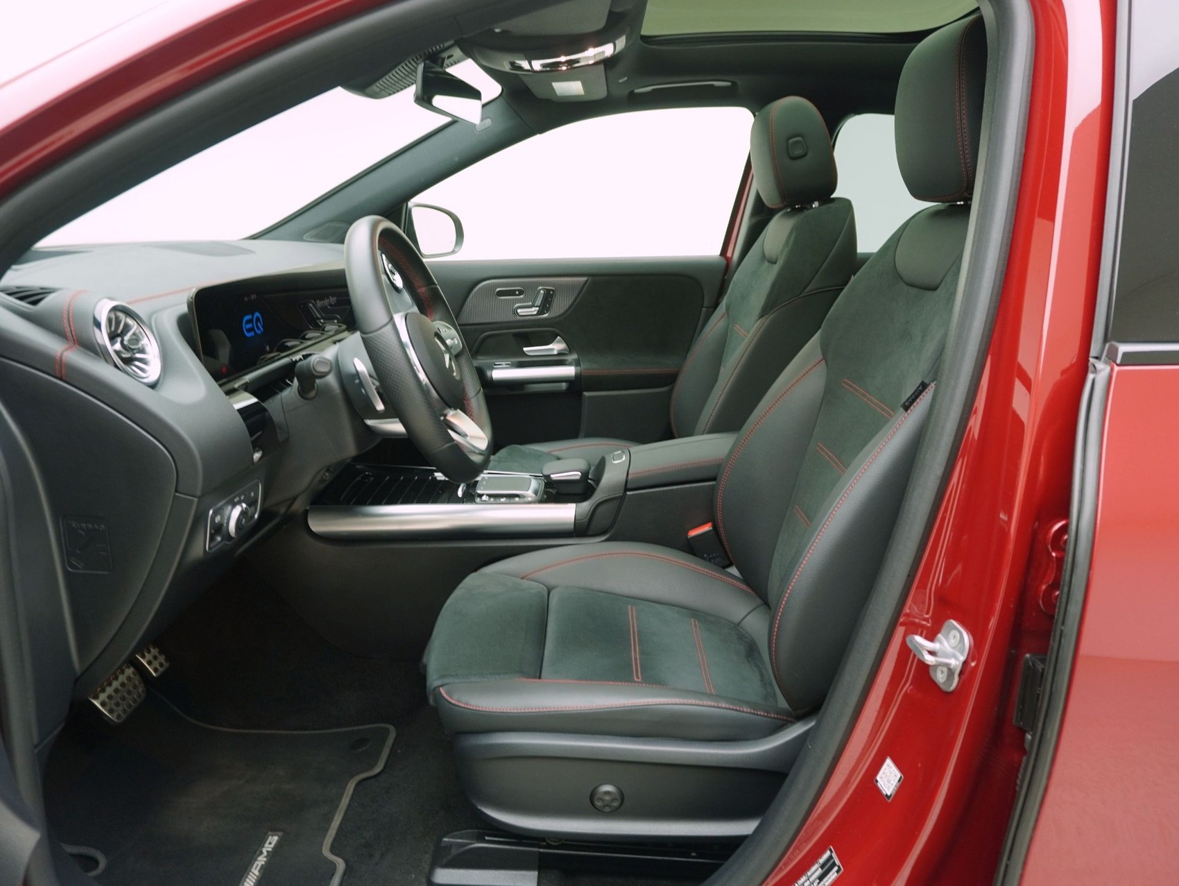 MERCEDES-BENZ EQA 350 Swiss Star AMG Line 4matic-image-9